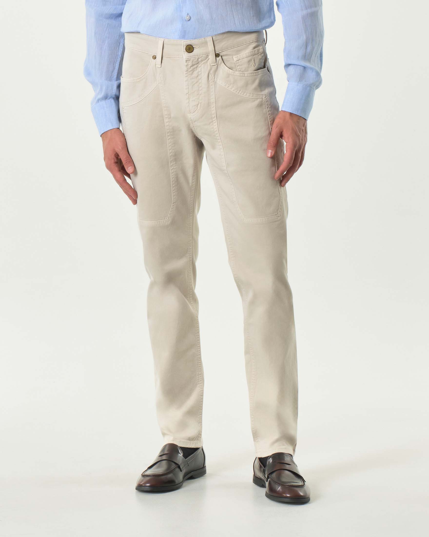 Pantalone beige cinque tasche modello PA077 in gabardina di cotone stretch con toppa