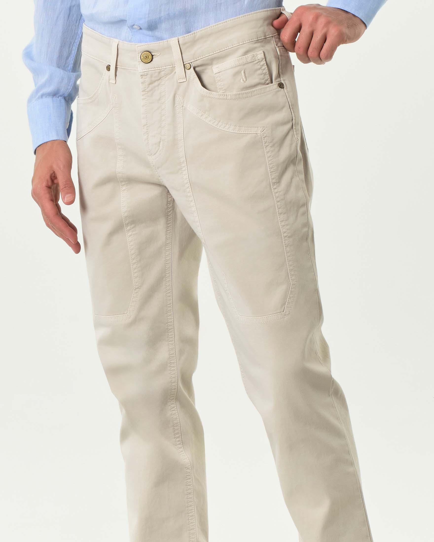 Pantalone beige cinque tasche modello PA077 in gabardina di cotone stretch con toppa