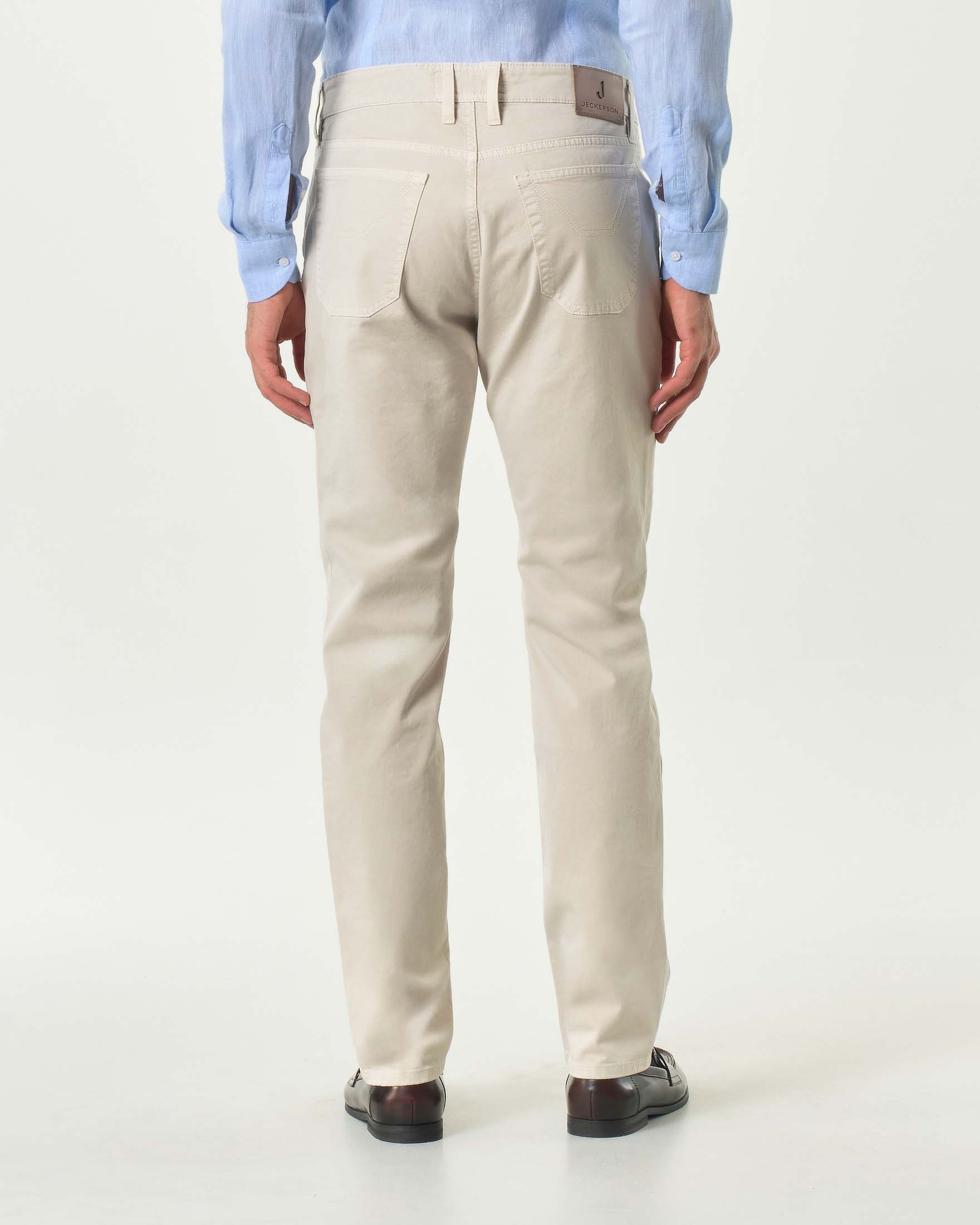 Pantalone beige cinque tasche modello PA077 in gabardina di cotone stretch con toppa