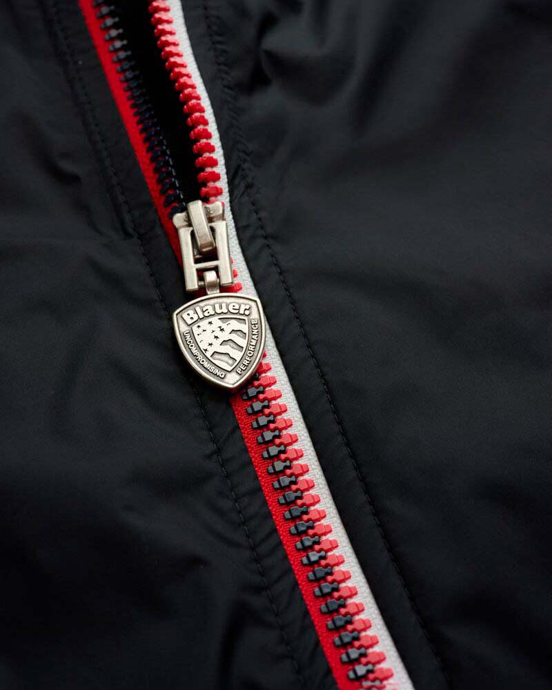 Giacca a vento Blauer Dodge nera con dettagli rossi image