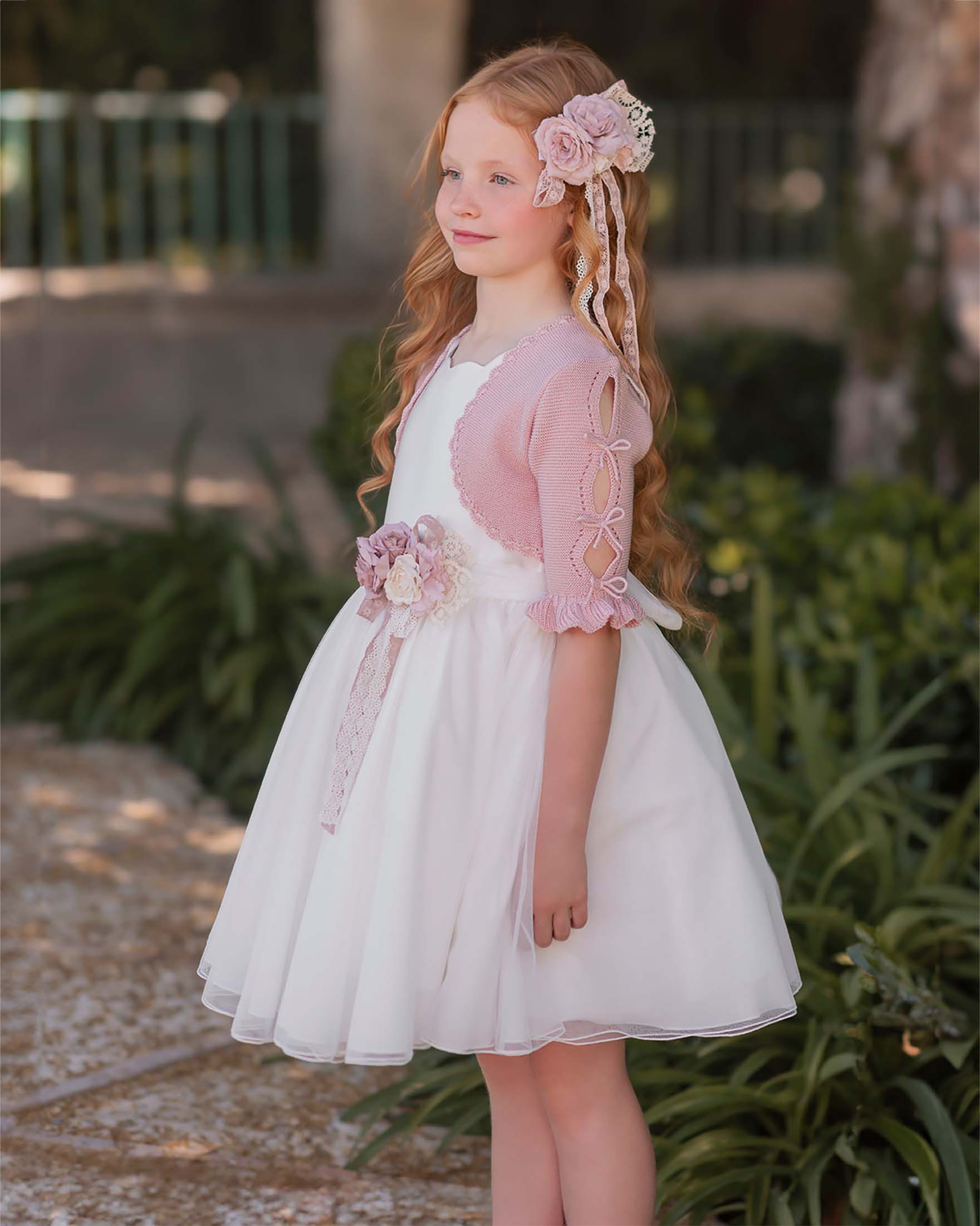 Abito mikado avorio con gonna a faldoni e fascia rosa in organza con fiori
