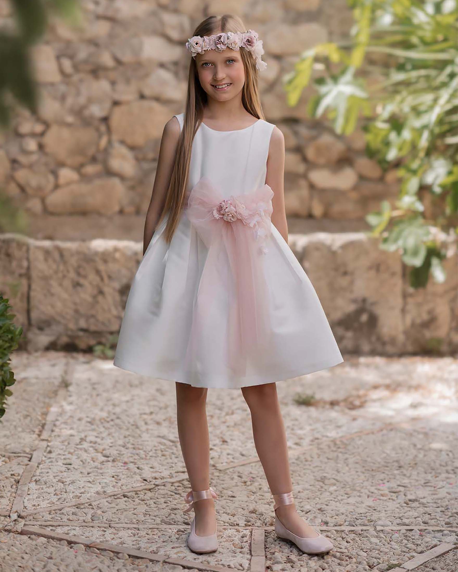 Abito avorio in tulle con gonna ampia fascia a fiori e maxi fiocco