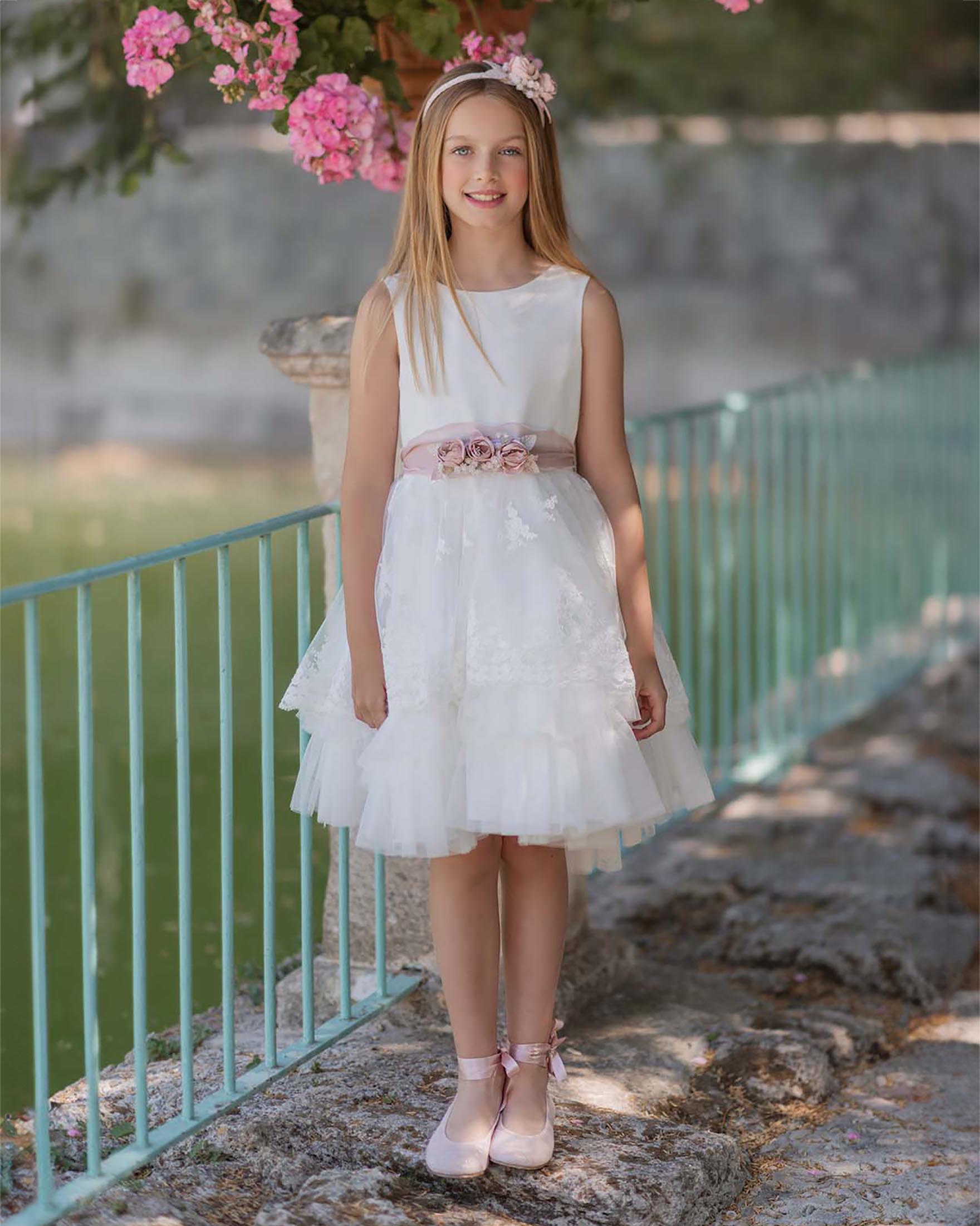 Abito avorio in tulle con gonna ampia fascia a fiori e maxi fiocco