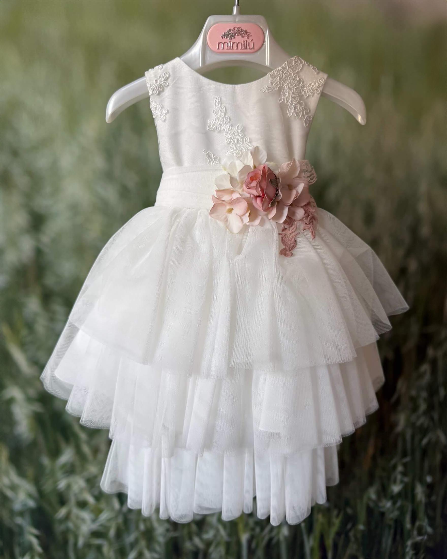 Abito avorio con gonna a coda in tulle e fascia a fiocco rosa