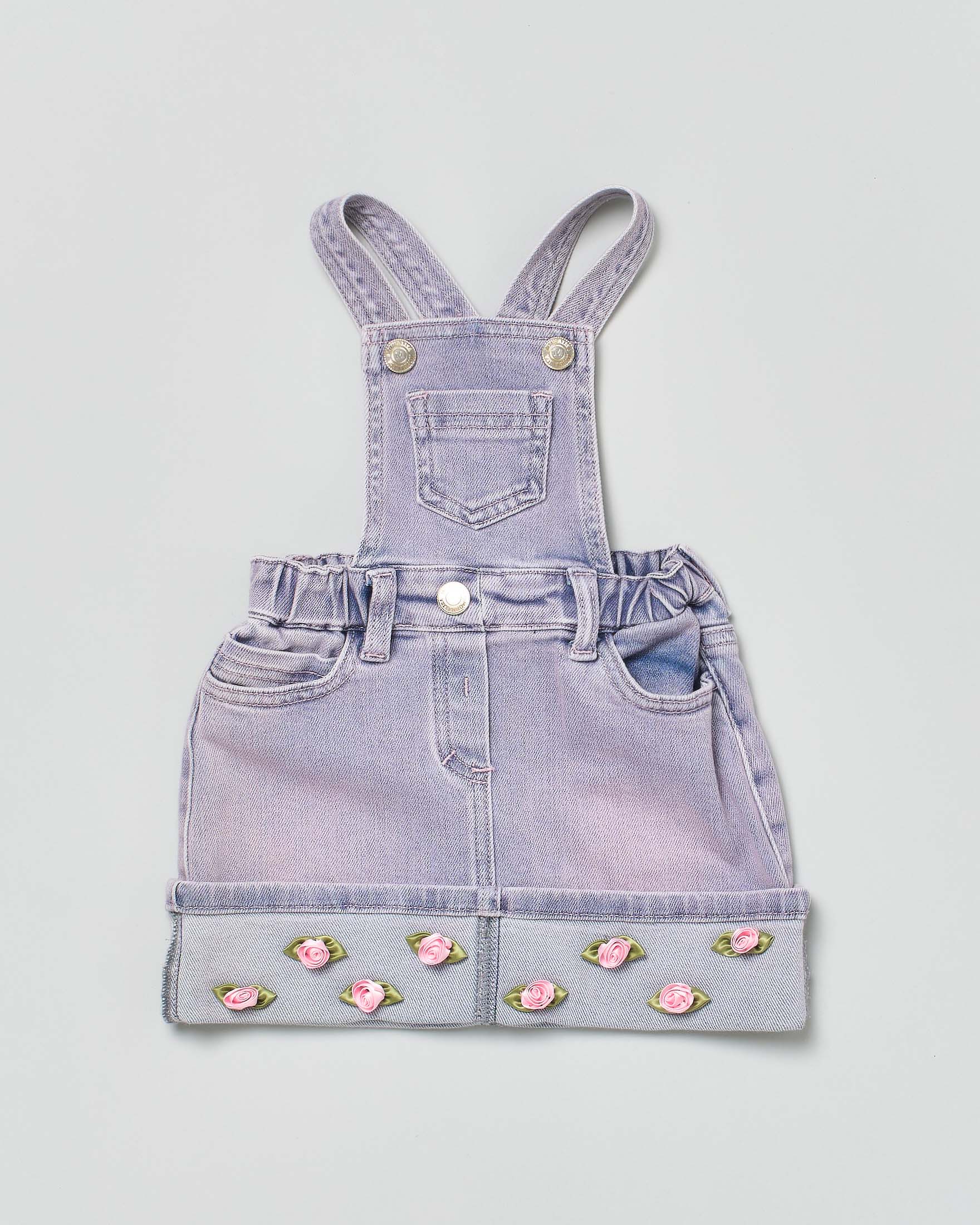 Salopette gonna in denim con mini roselline