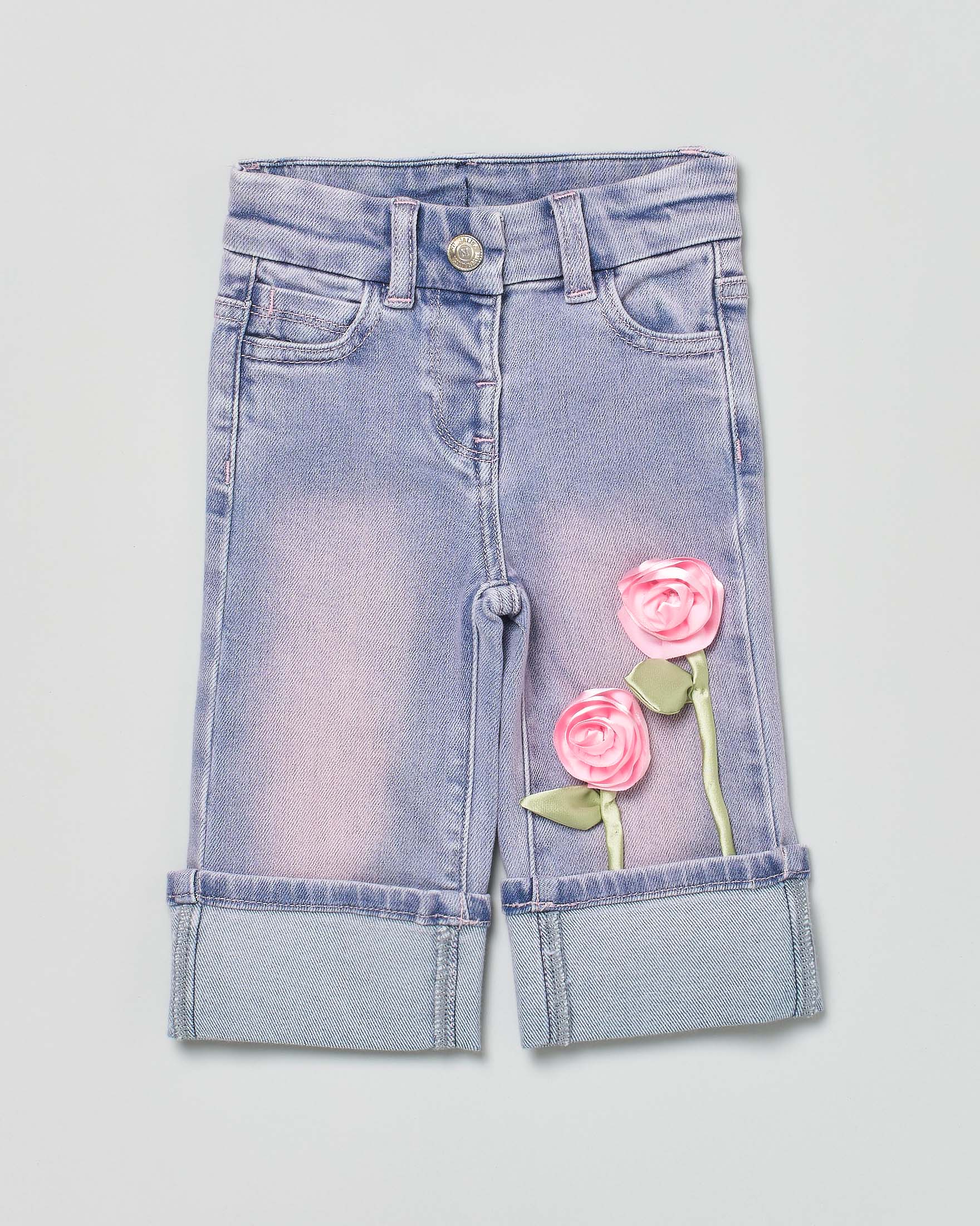 Jeans Monnalisa lavaggio chiaro stone washed con maxi risvolto e rose applicate