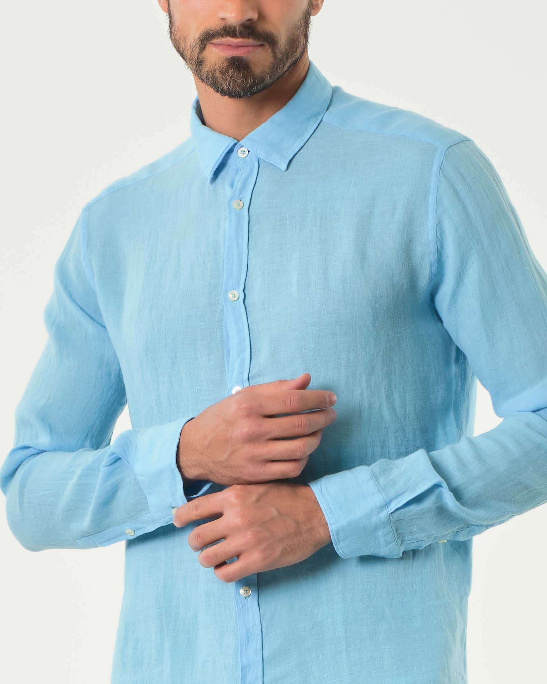 Camicia azzurra in puro lino con colletto classico all'italiana image