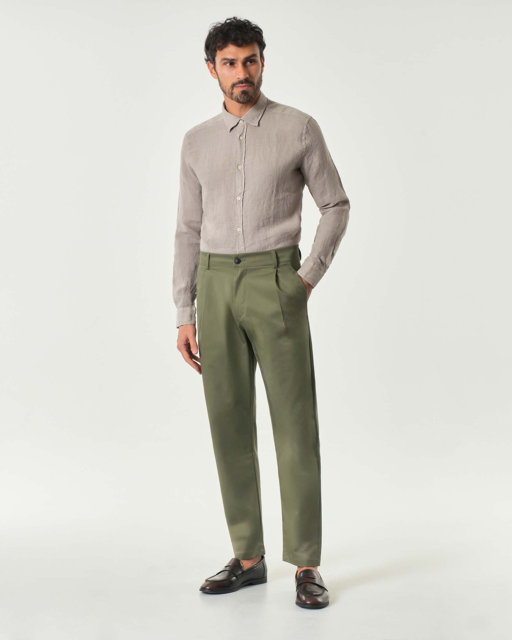 Pantalone chino verde militare in cotone stretch con una pinces