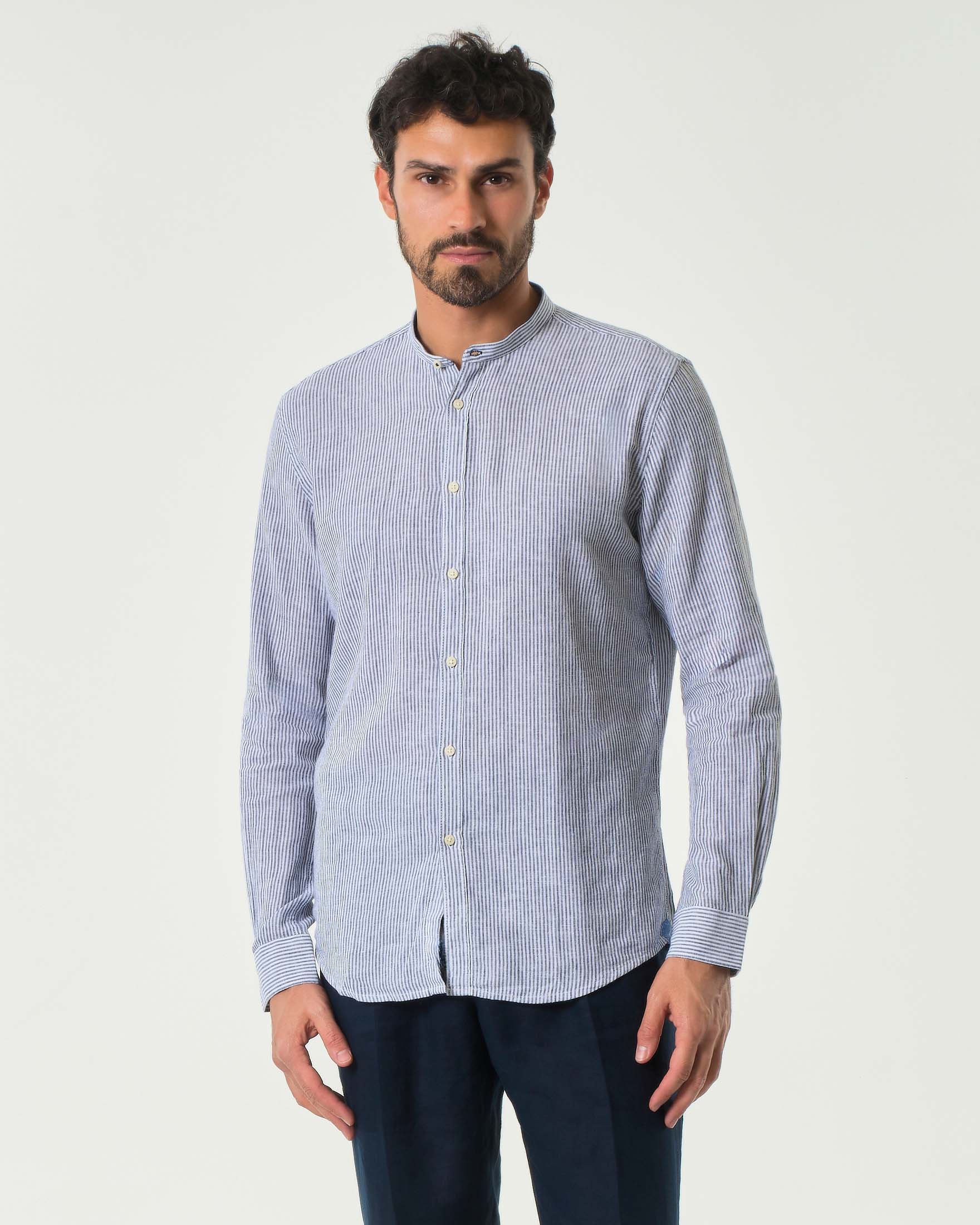 Camicia coreana in fantasia bastoncino bianco e blu di misto lino e cotone