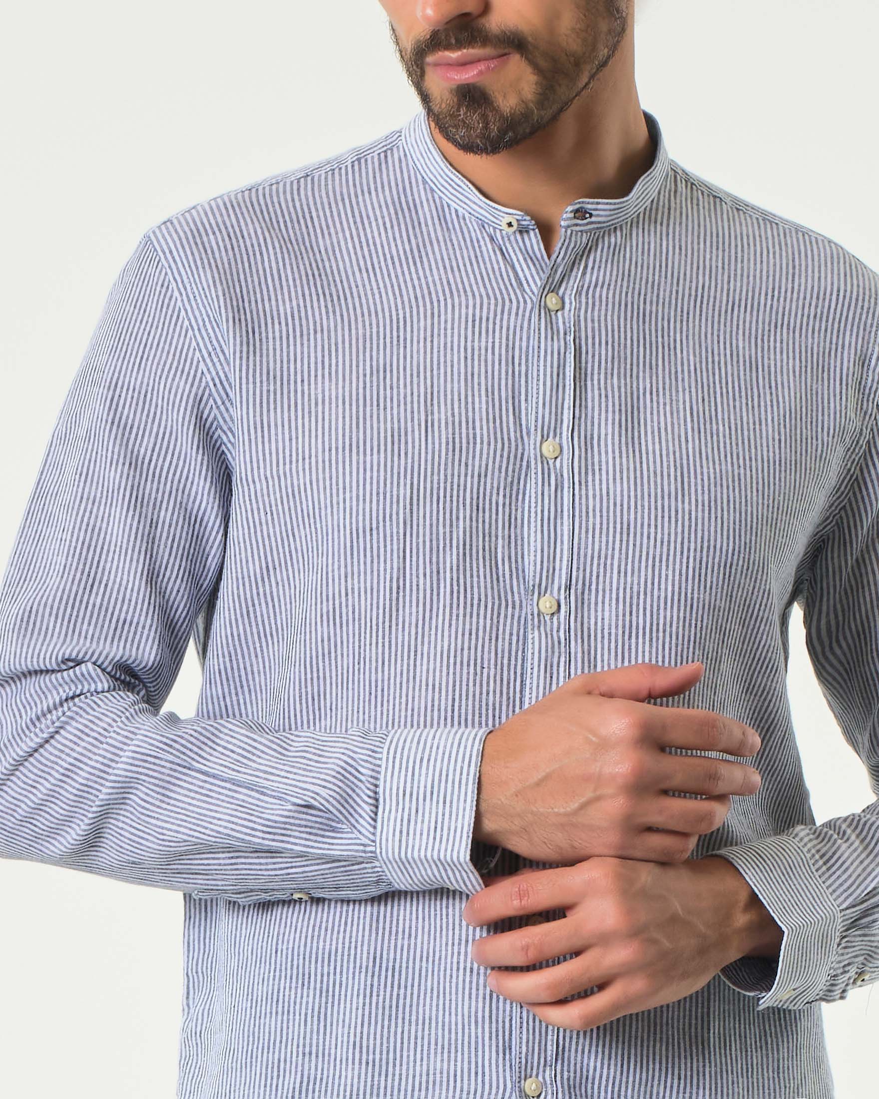 Camicia coreana in fantasia bastoncino bianco e blu di misto lino e cotone image