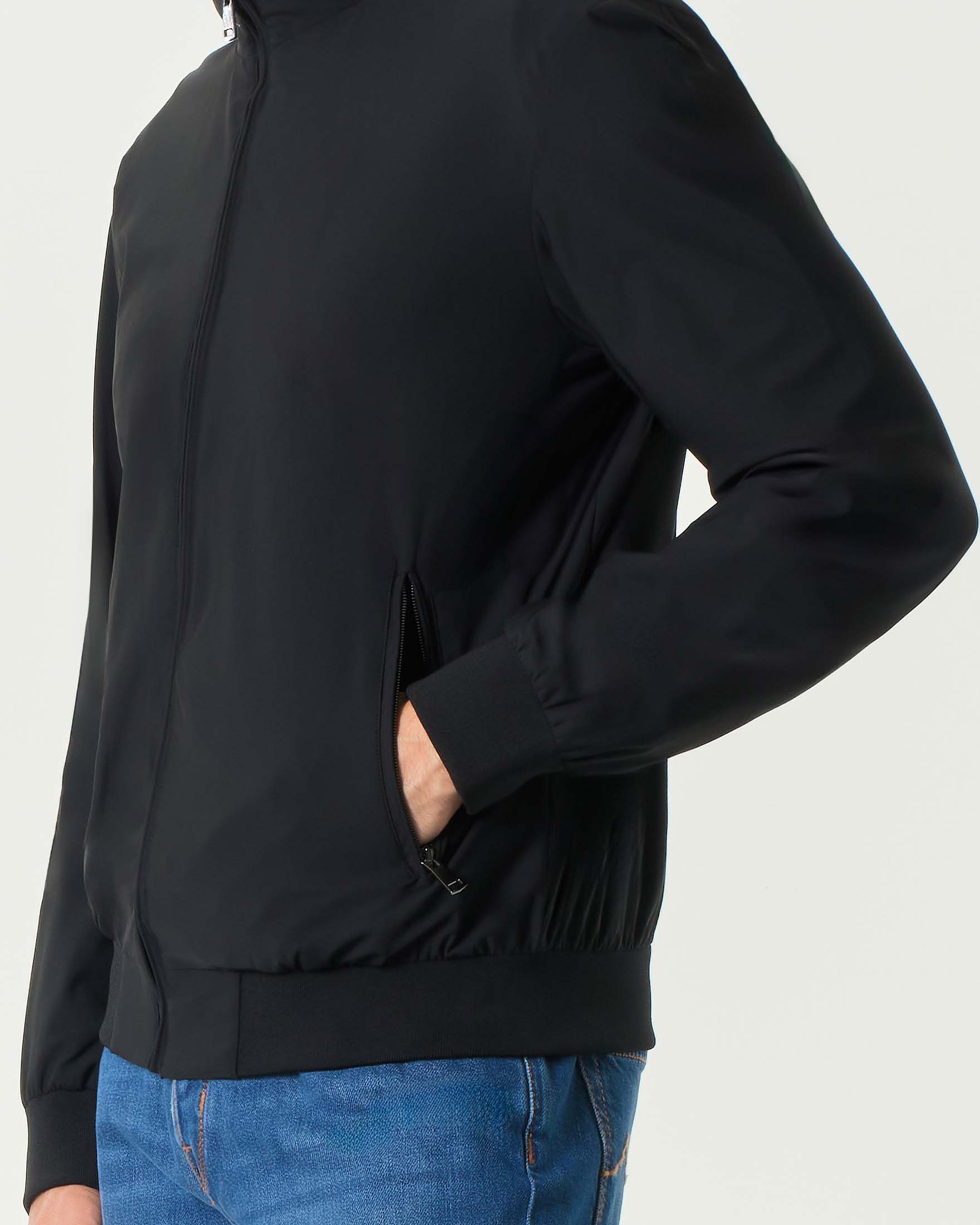 Bomber nero in tessuto tecnico stretch
