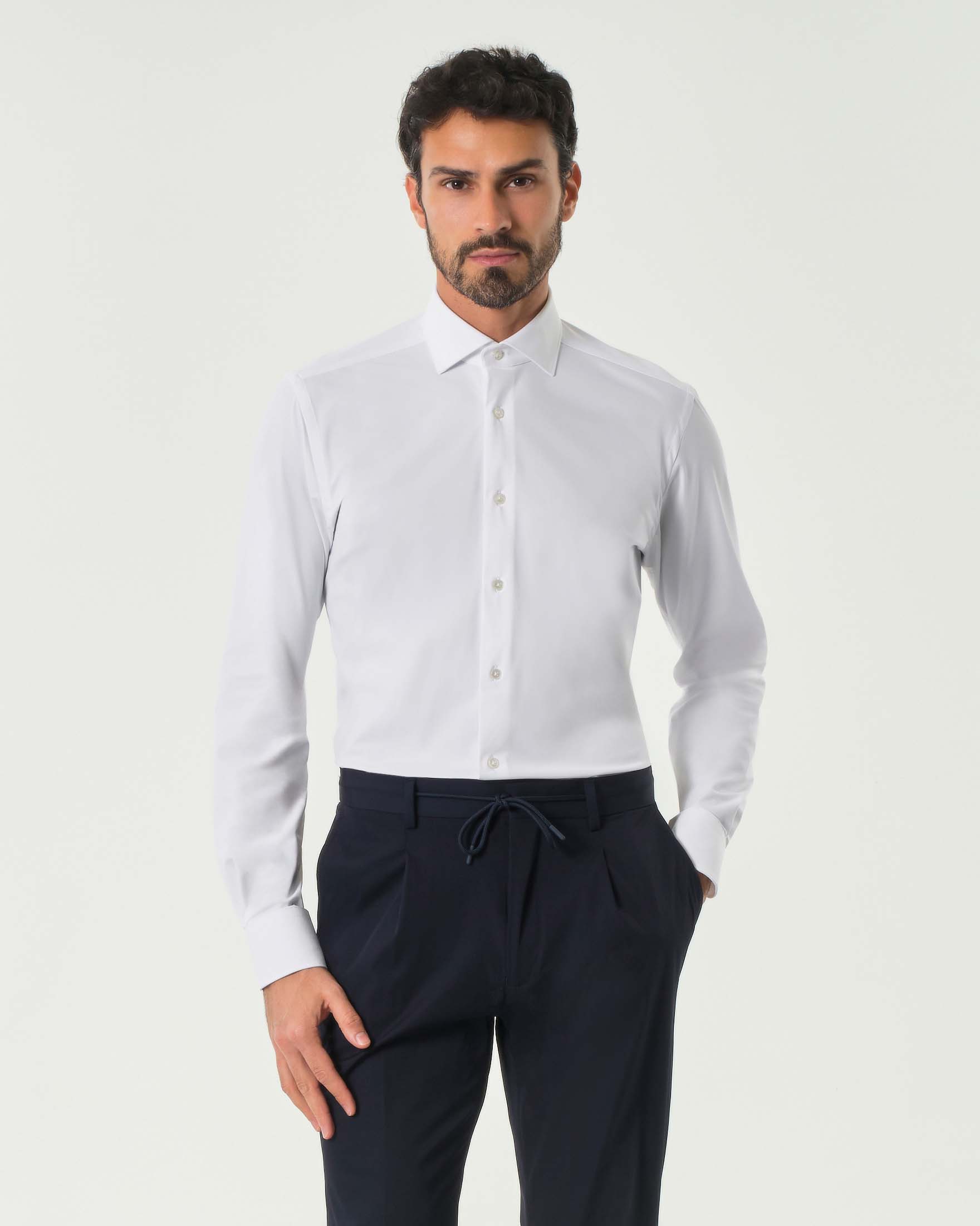 Camicia bianca tinta unita in tessuto tecnico active tailor fit