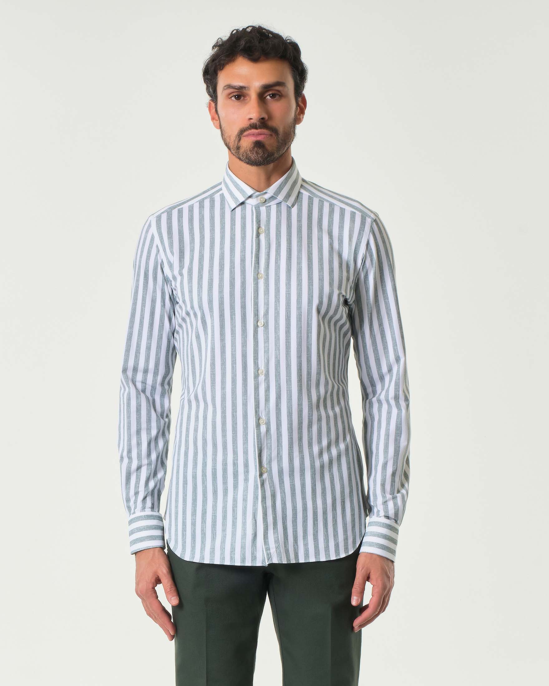 Camicia bianca a righe verdi salvia in tessuto tecnico active tailor fit