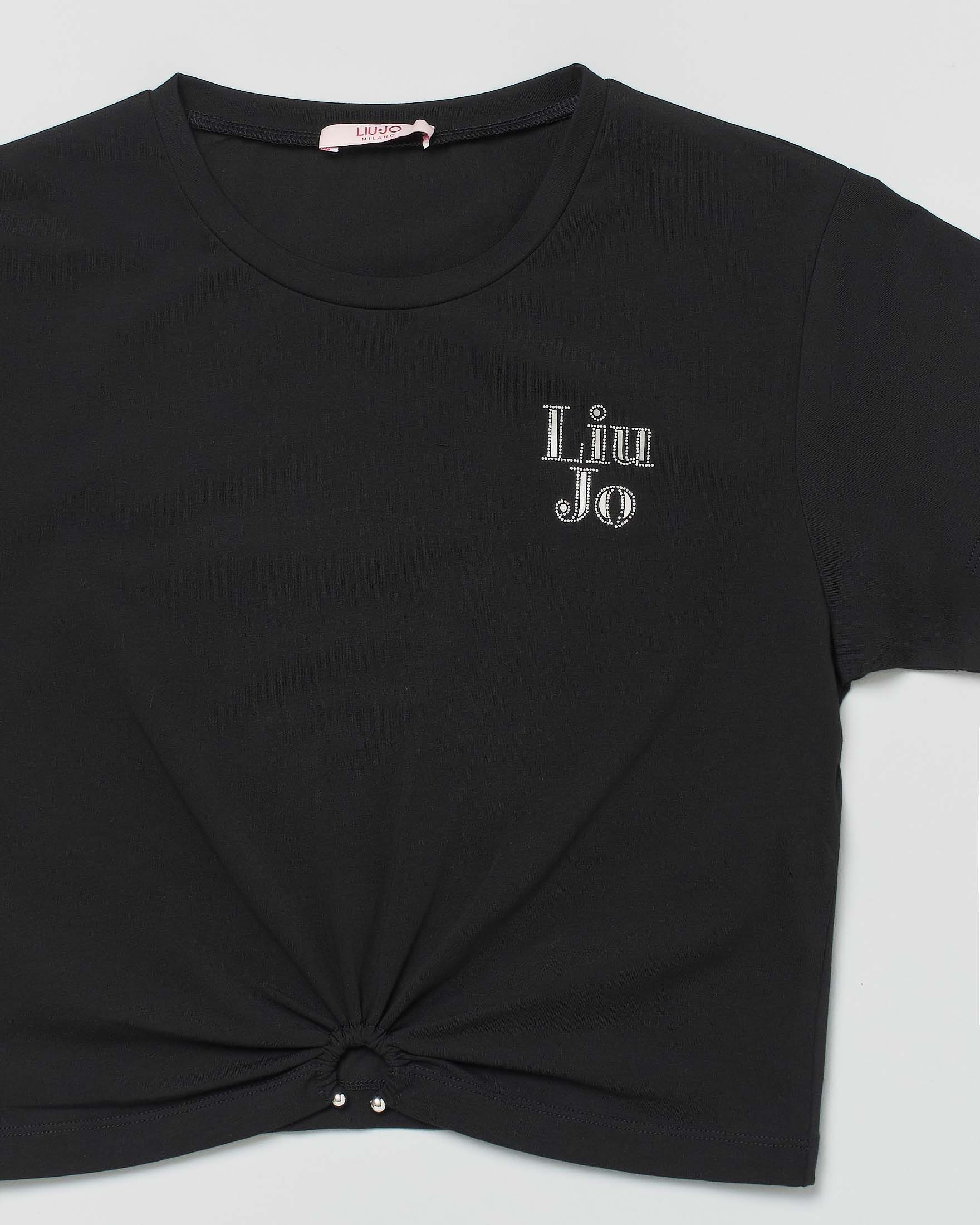 T-shirt cropped nera con arricciatura e piercing sul fondo image