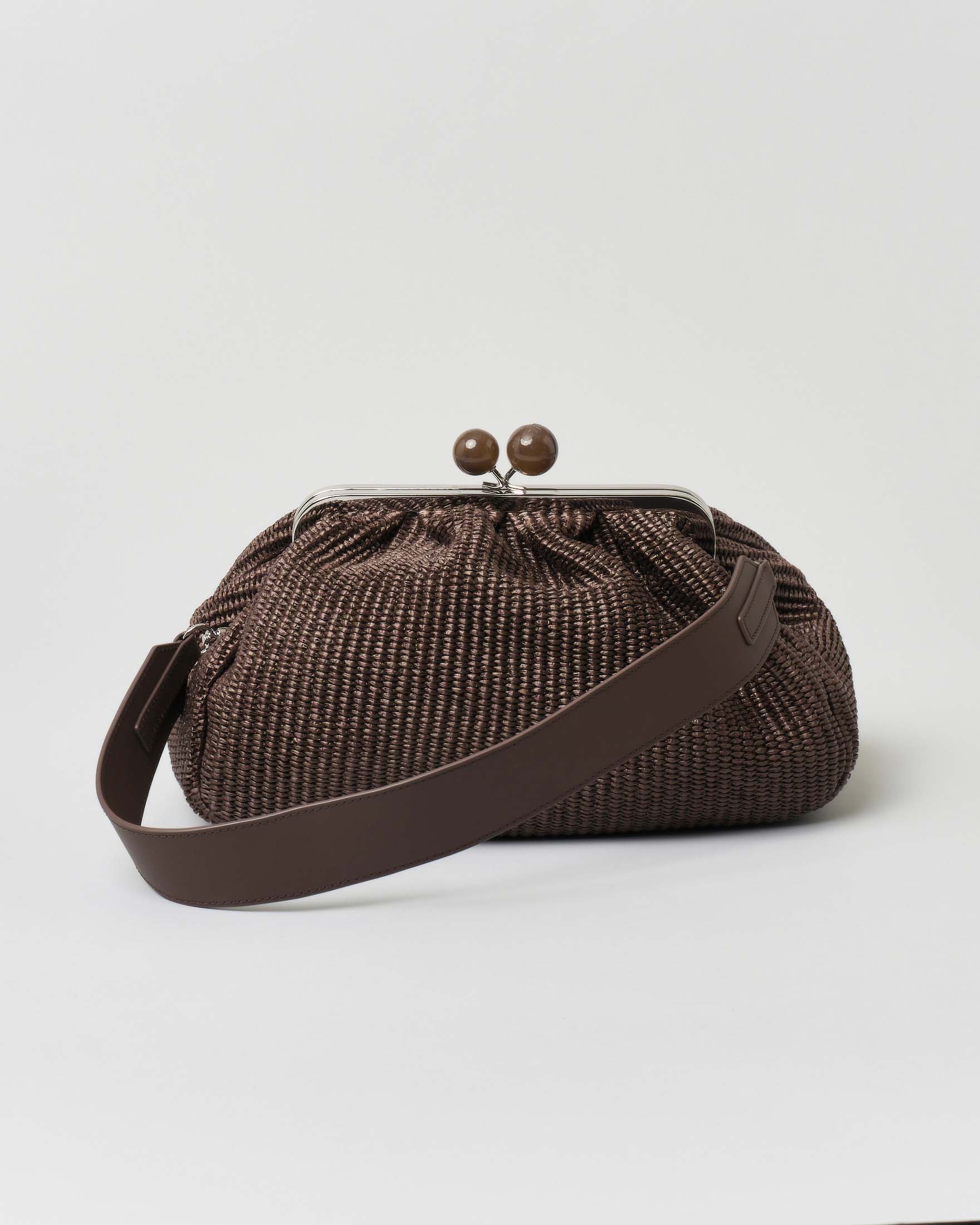 Pasticcino bag medium size marrone in raffia con chiusura in metallo e boule colorate