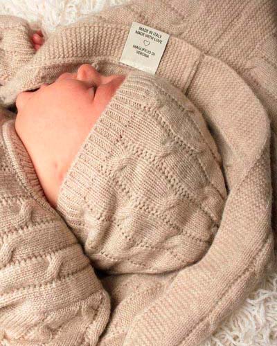 Berrettino a trecce beige in lana merino ultrafine image