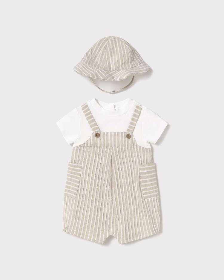 Pagliaccetto a salopette con cappellino abbinato in fantasia a righe bianche e beige