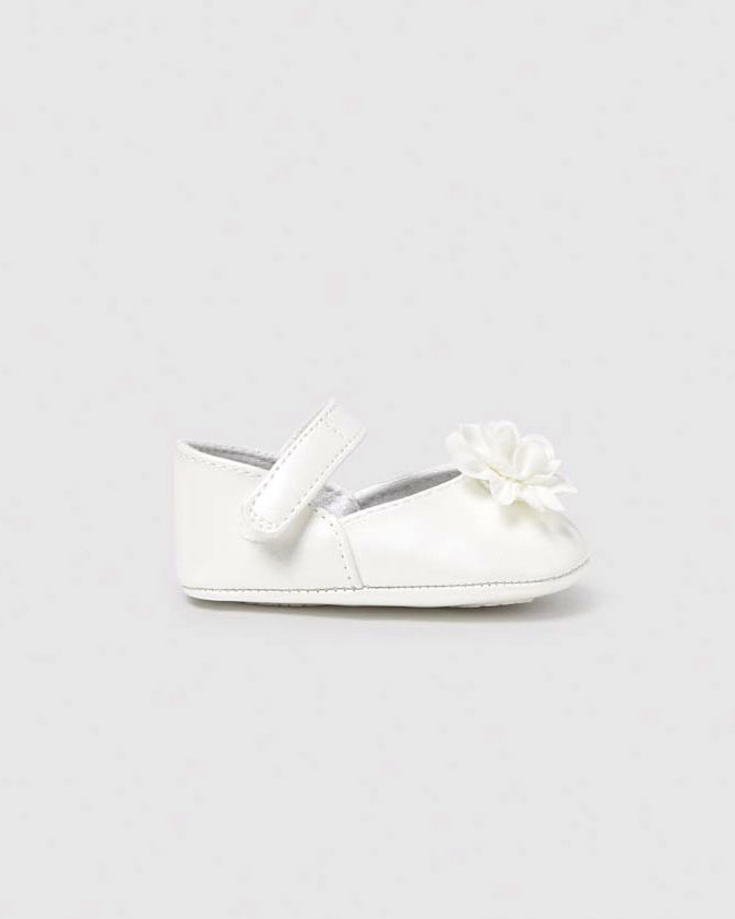 Ballerine in similpelle color avorio con fiore in tulle
