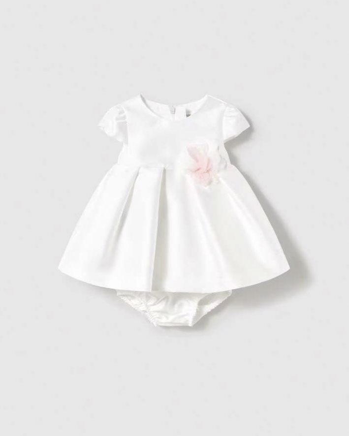 Abito bianco con applicazione floreale rosa e coulotte abbinata