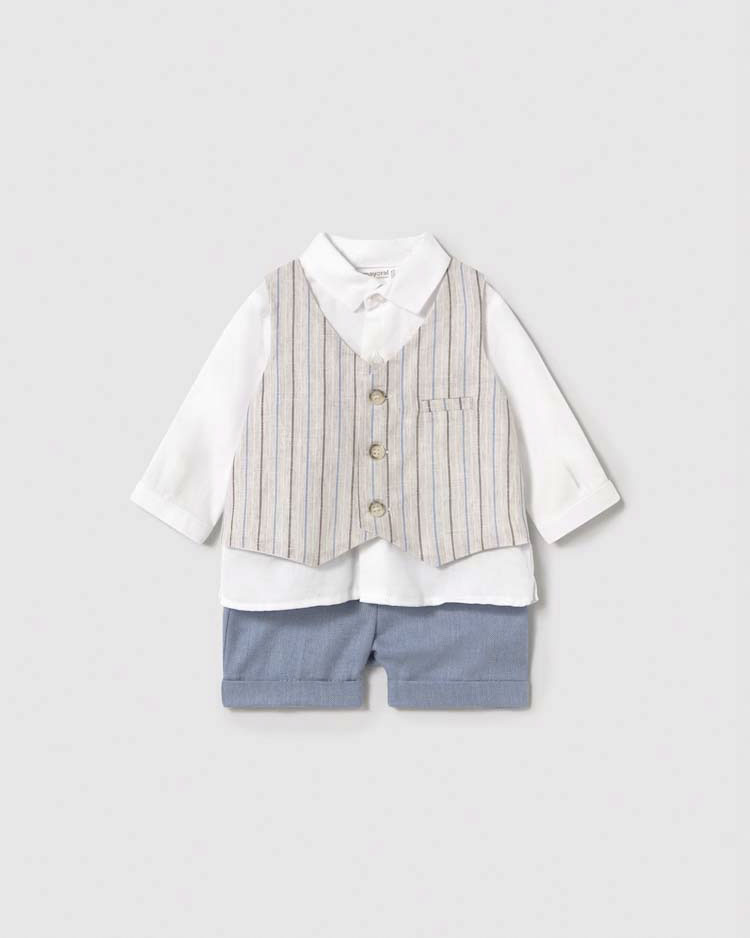 Completo composto da camicia bianca gilet a righe e bermuda avio