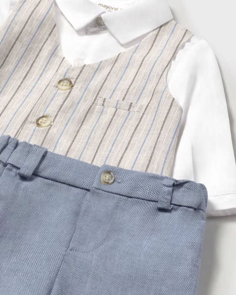 Completo composto da camicia bianca gilet a righe e bermuda avio image