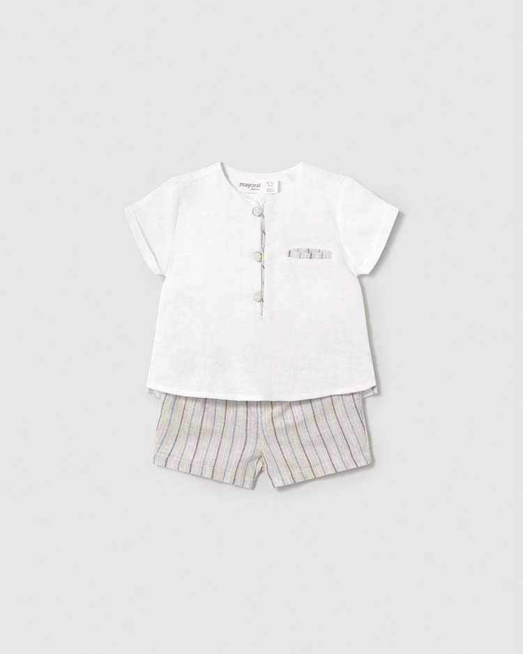 Completo t-shirt serafino bianca e bermuda beige a righe in misto lino