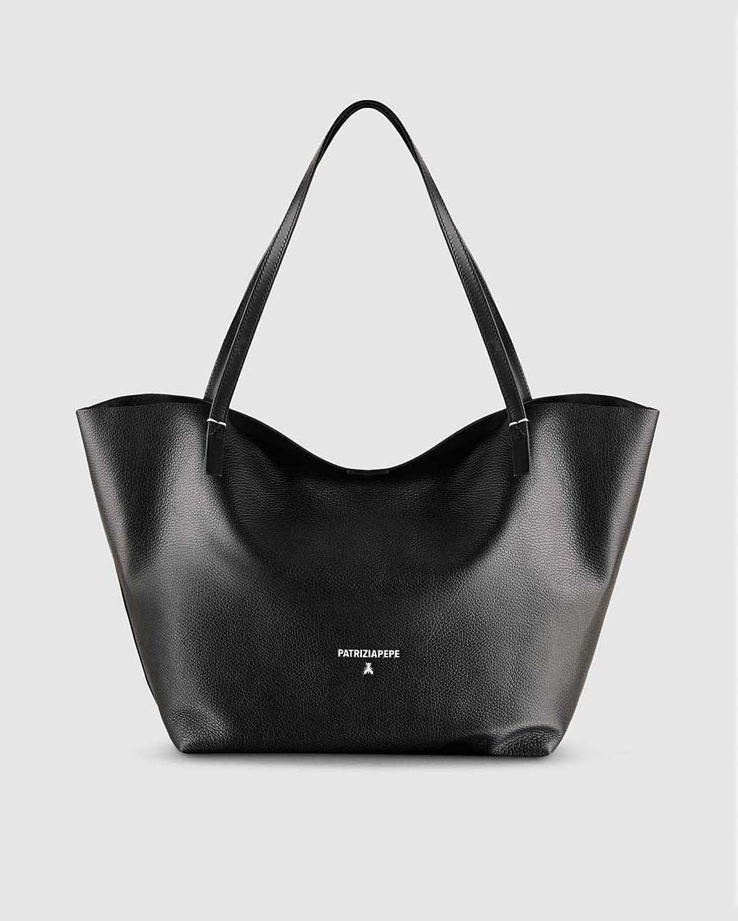 Shopping bag nera linea Never Complete Patrizia Pepe in pelle martellata con scritta logo e punti di cucitura a contrasto