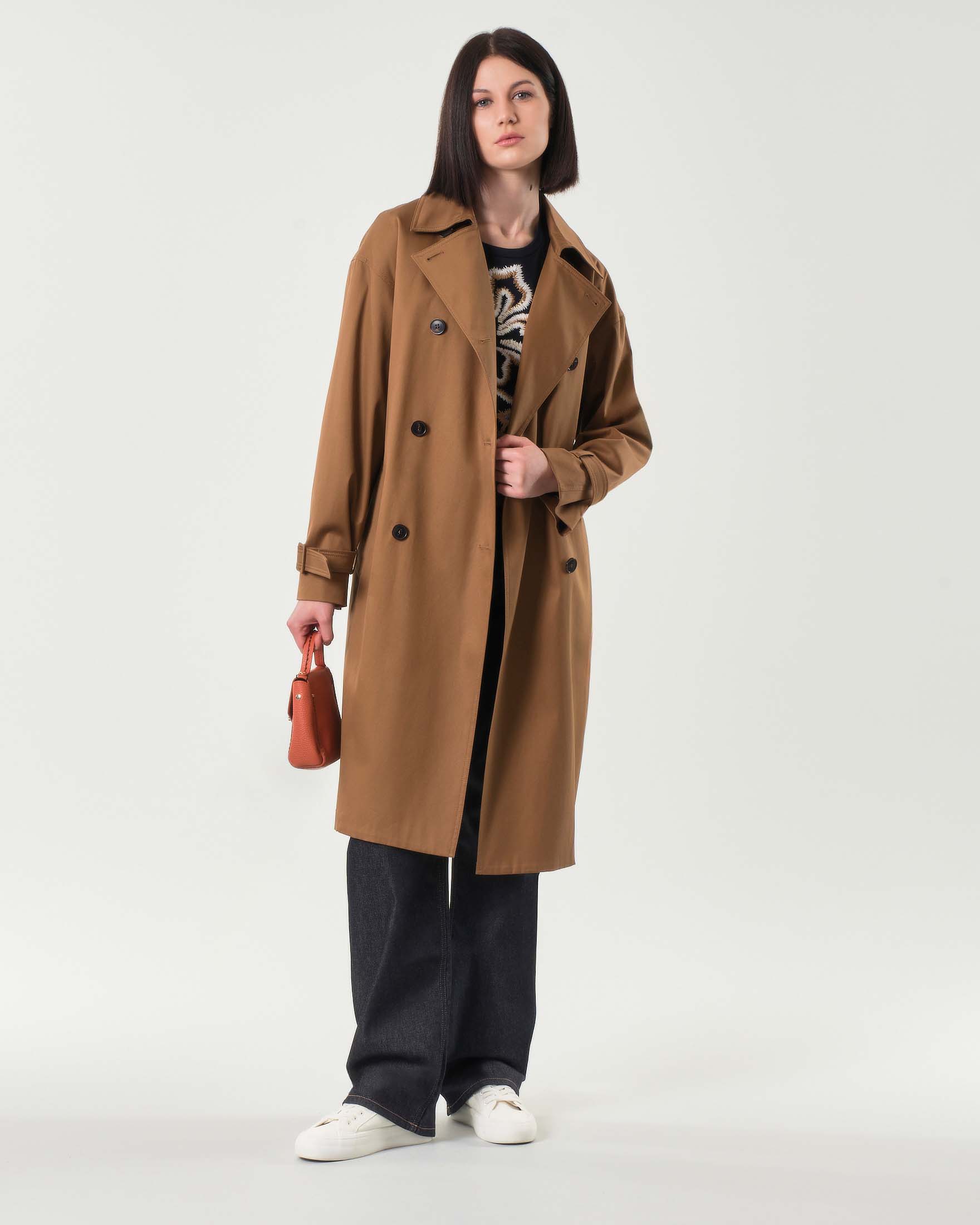 Trench color cammello in gabardina antigoccia con chiusura doppiopetto e cintura in vita