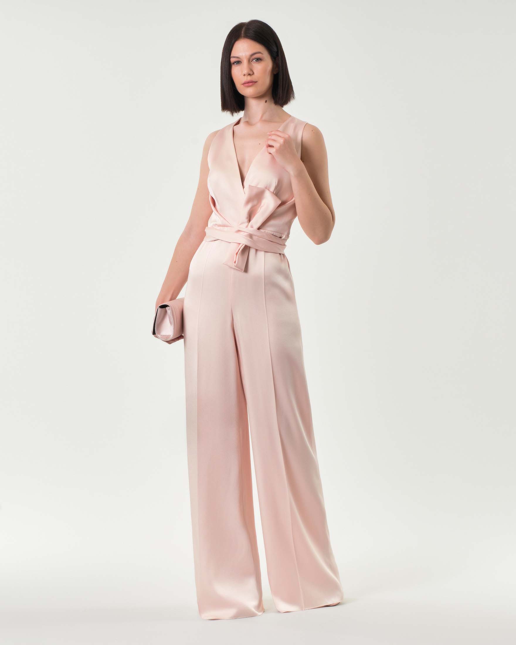 Tuta smanicata color cipria in envers satin con scollo a V e fiocco couture in vita