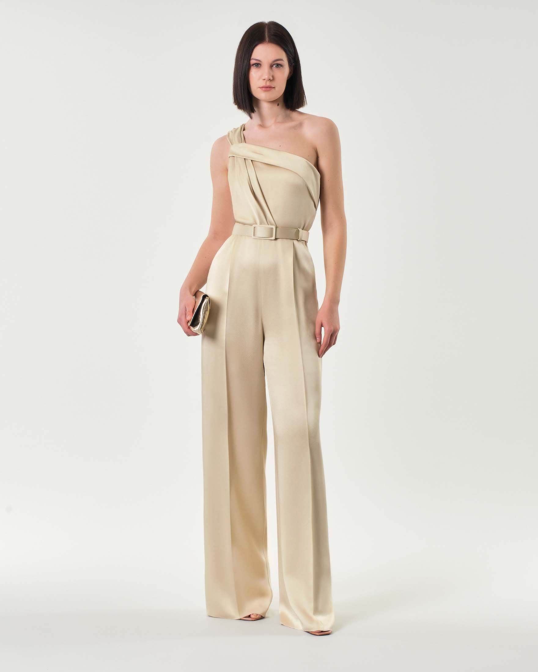 Tuta color champagne monospalla in enver satin con motivo drappeggiato annodato e cintura in vita
