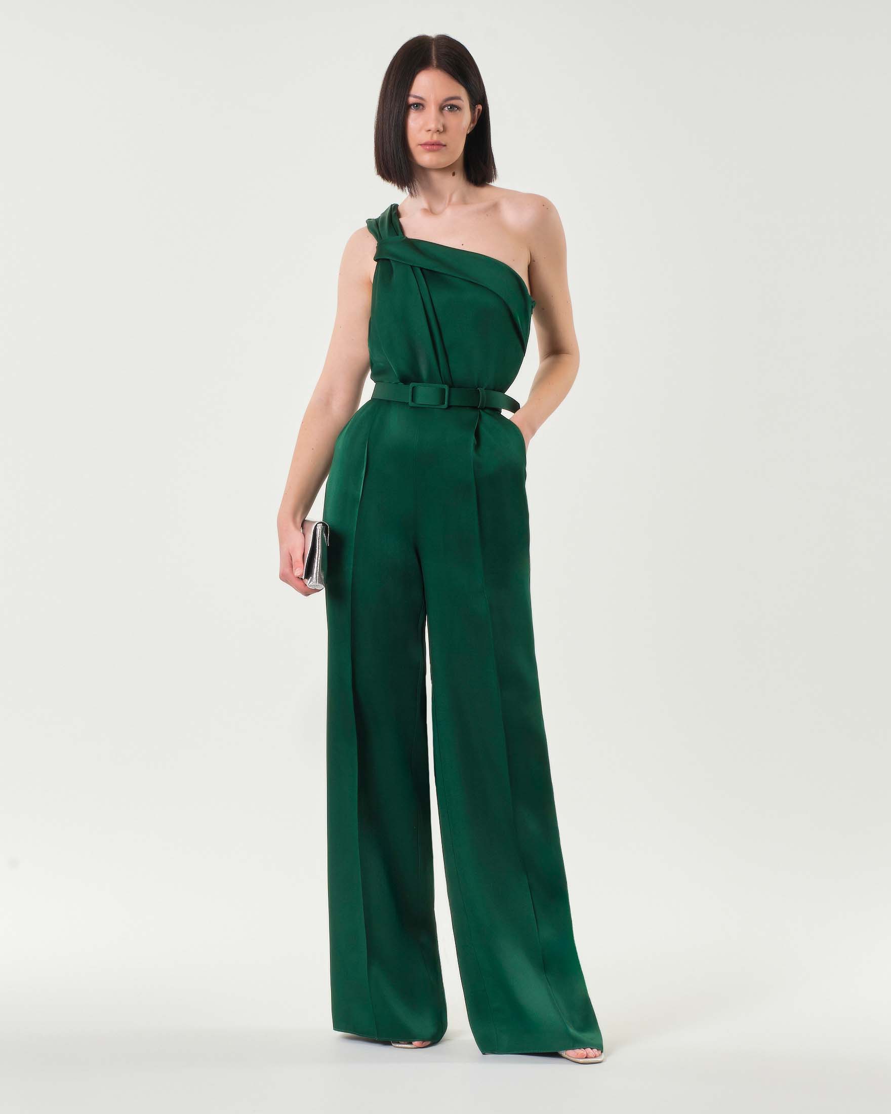 Tuta monospalla verde smeraldo in enver satin con motivo drappeggiato annodato e cintura in vita