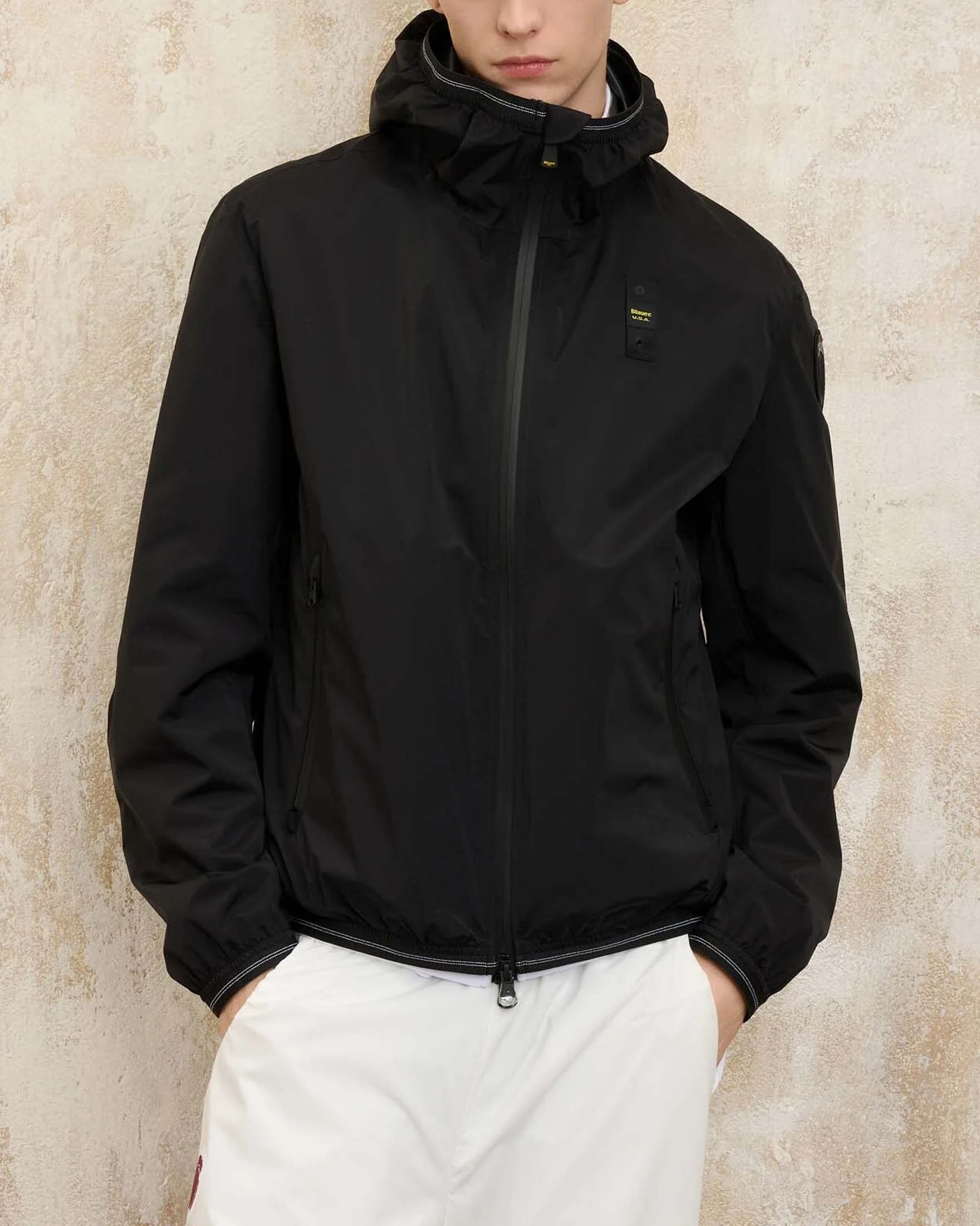 Giubbino nero in nylon stretch con cappuccio e cerniere termonastrate