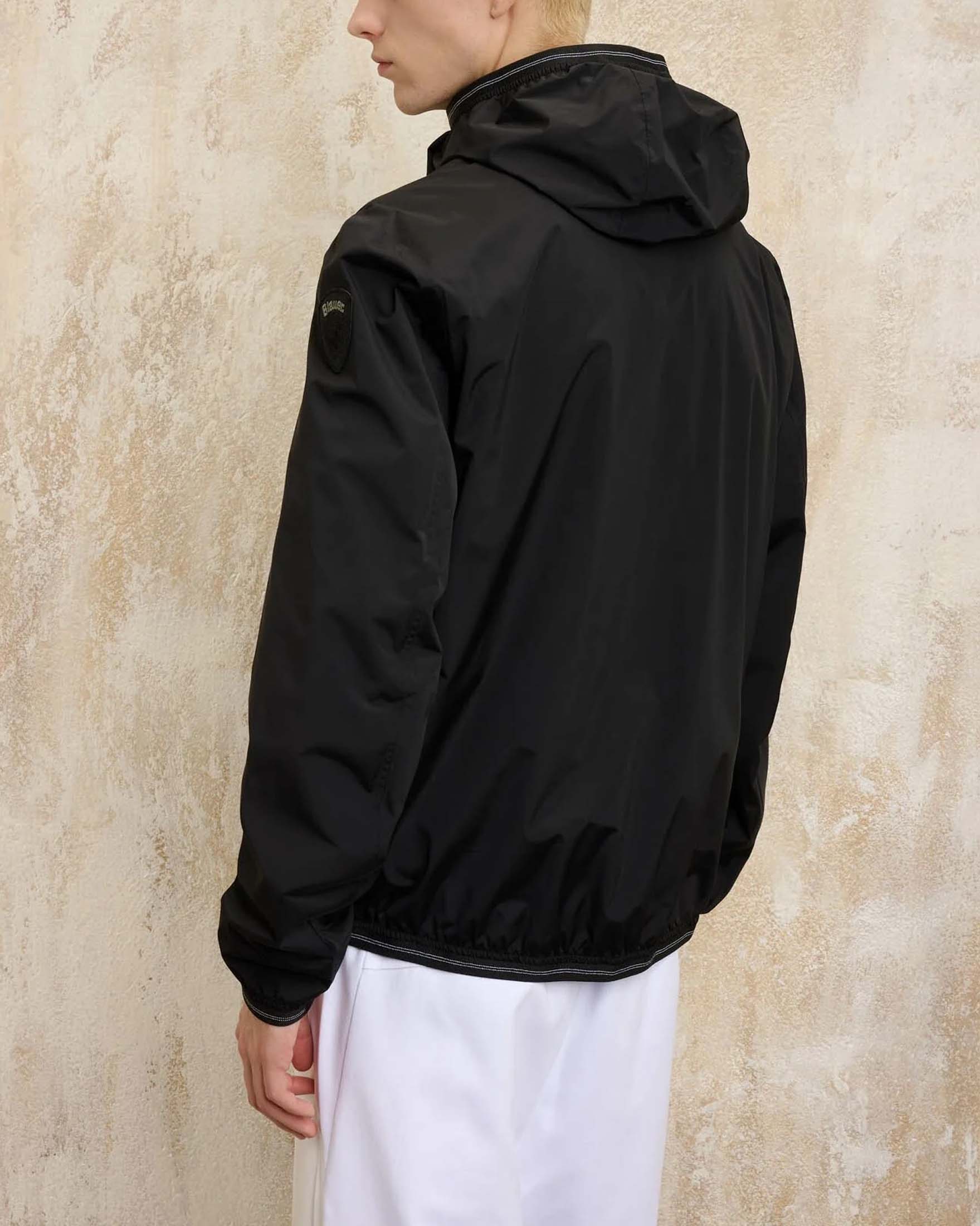 Giubbino nero in nylon stretch con cappuccio e cerniere termonastrate image