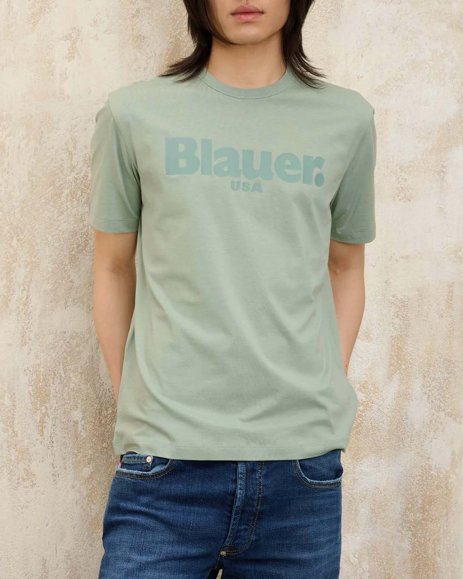 T-shirt verde salvia mezza manica con maxi logo sul petto