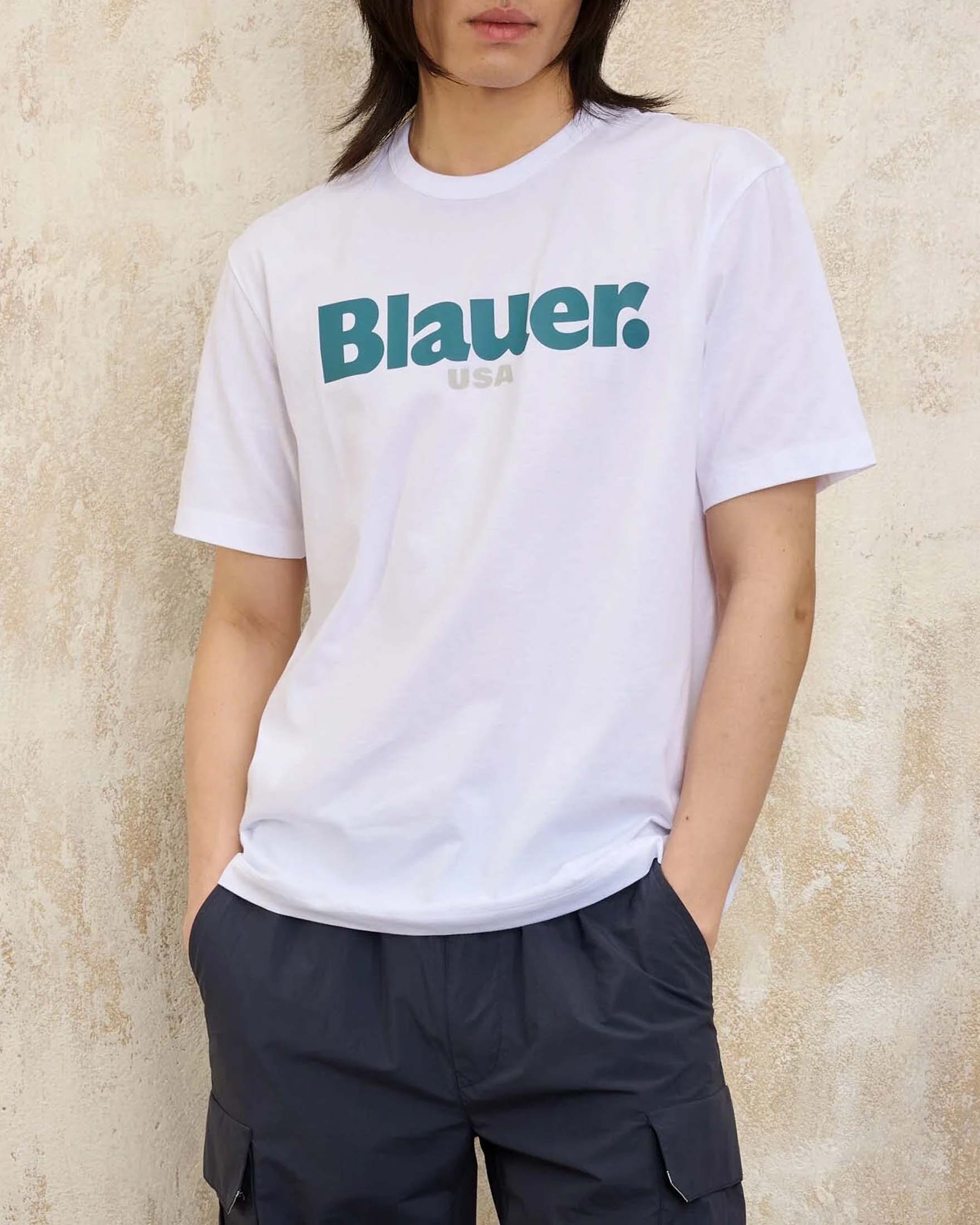 T-shirt bianca mezza manica con maxi logo sul petto in contrasto
