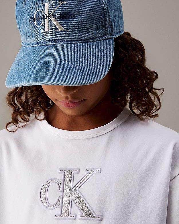 T-shirt relaxed fit bianca in cotone stretch a maniche corte con logo monogram argento image