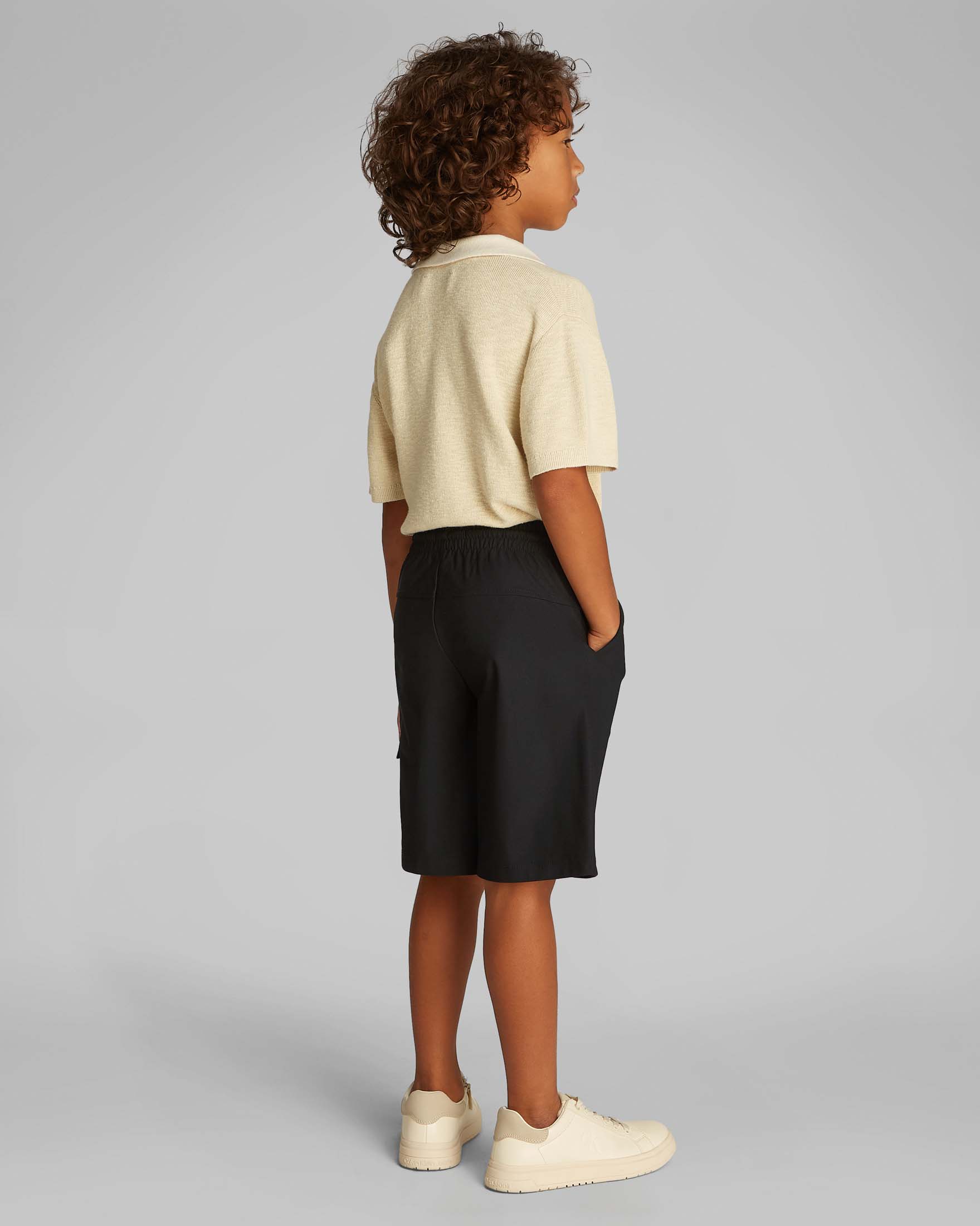 Bermuda cargo nero Calvin Klein taglio relaxed in tessuto elasticizzato image