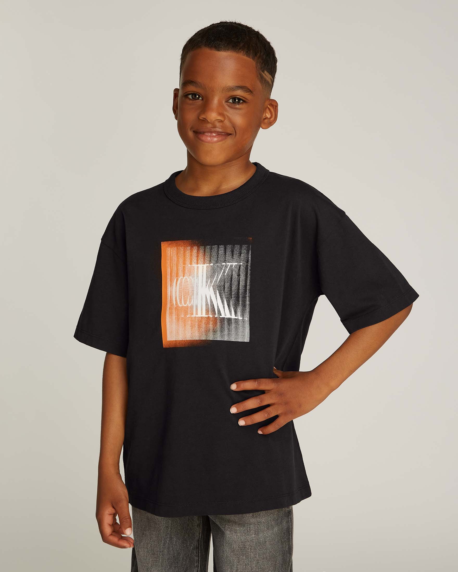 T-shirt nera in cotone con logo grafico monogramma sfuocato