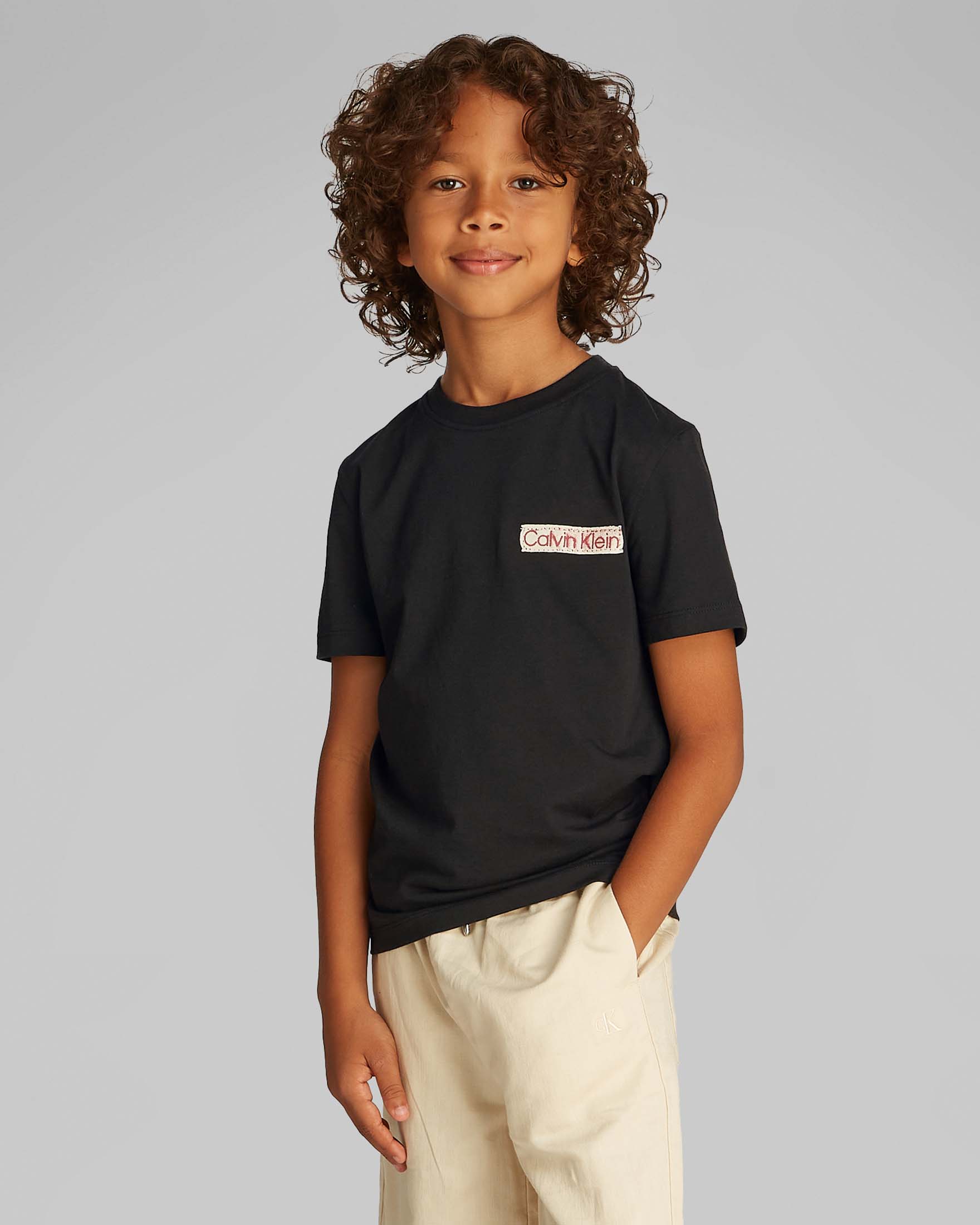 T-shirt nera in cotone a maniche corte con patch porta logo ricamato
