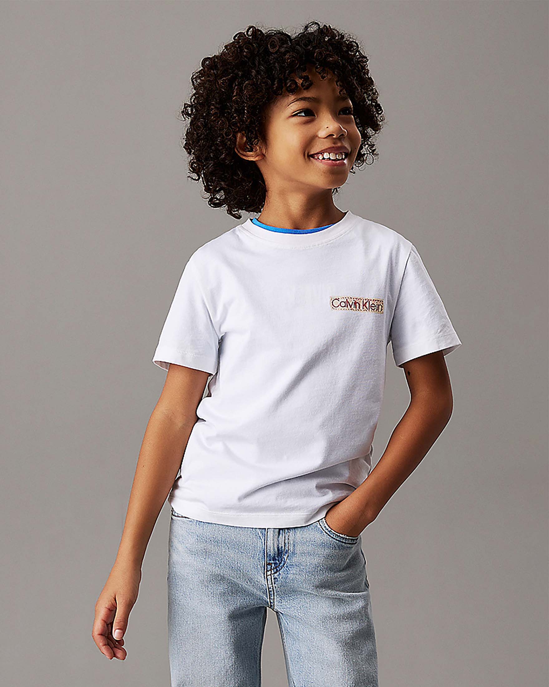 T-shirt bianca in cotone a maniche corte con patch porta logo ricamato