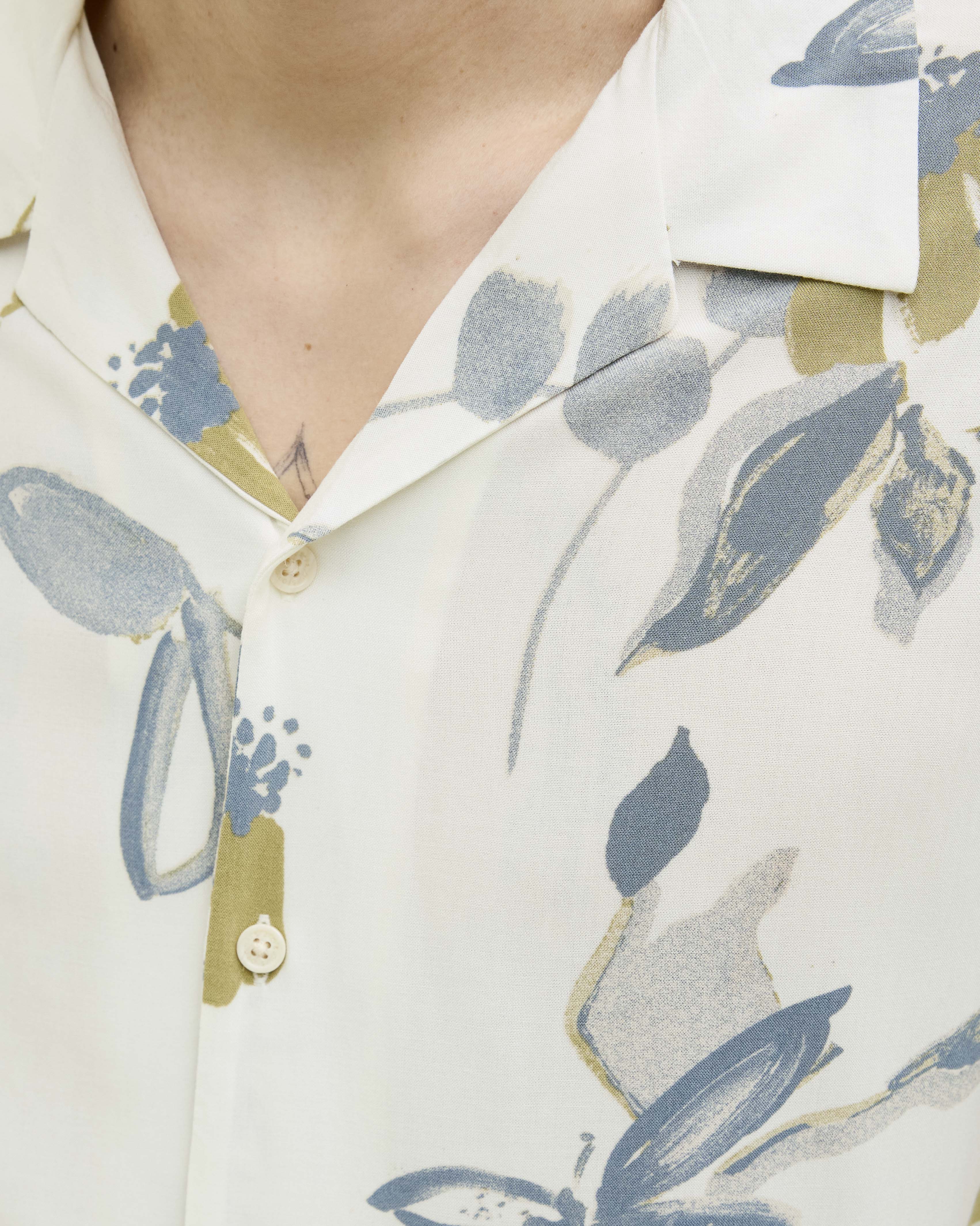 Camicia bowling a mezze maniche bianca a fantasia floreale azzurra e verde in viscosa