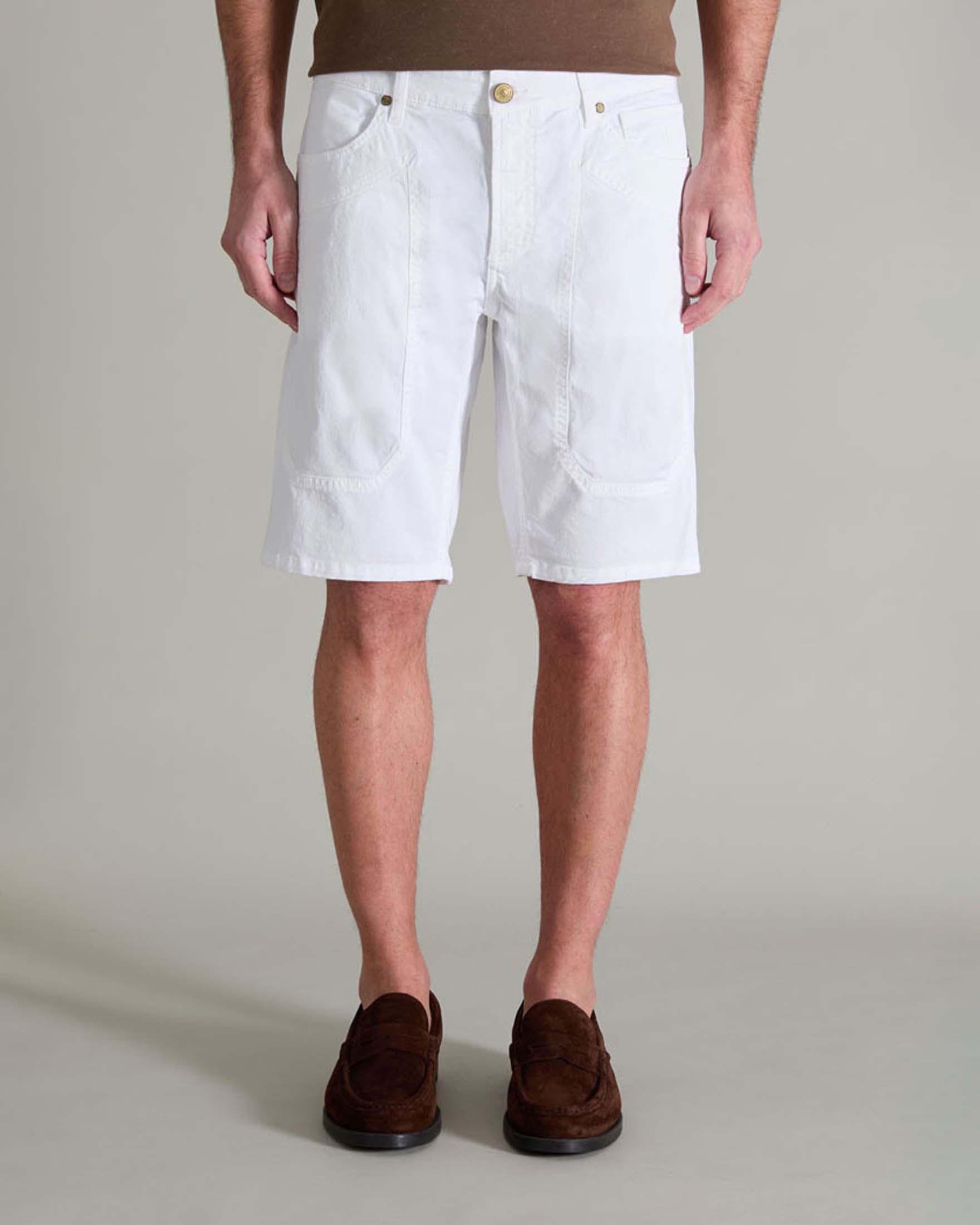 Bermuda bianco in gabardina di cotone stretch con toppa