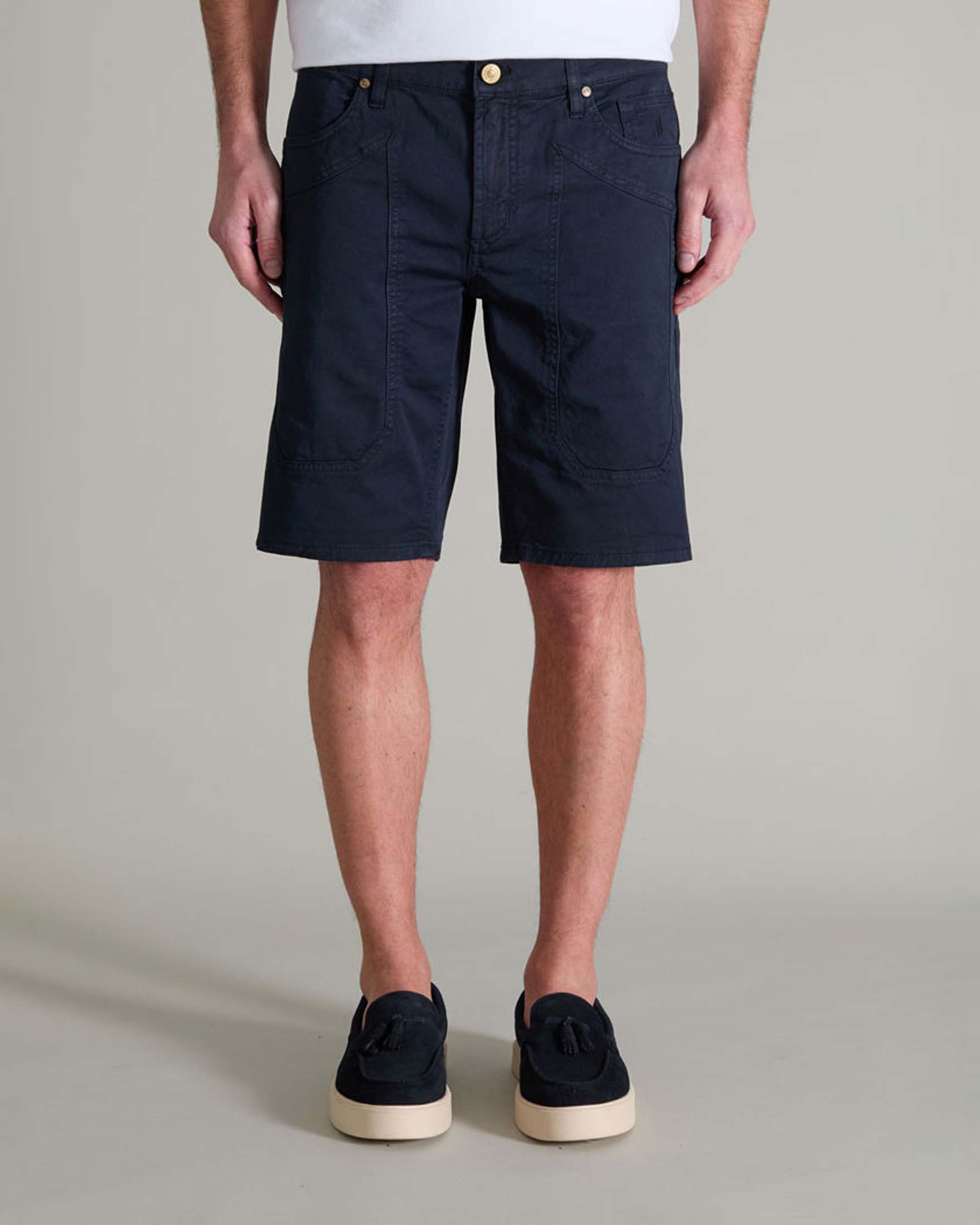 Bermuda blu in gabardina di cotone stretch con toppa