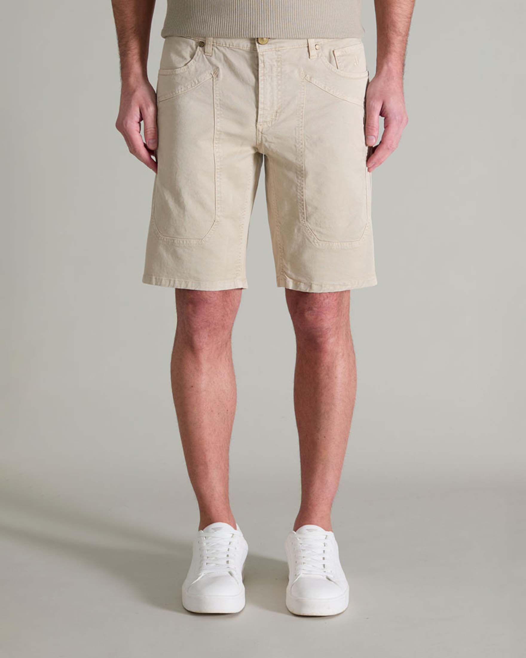 Bermuda beige in gabardina di cotone stretch con toppa