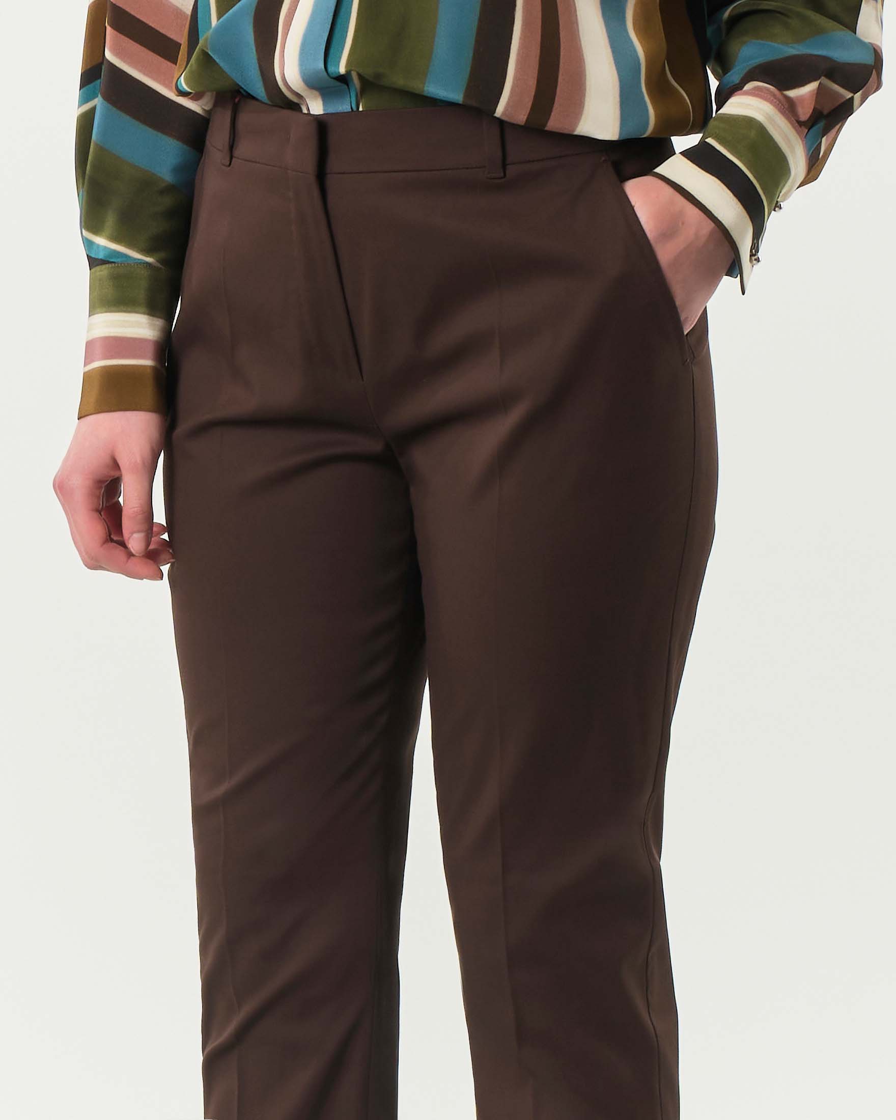 Pantaloni color testa di moro dalla linea aderente dritta in gabardina di cotone stretch image