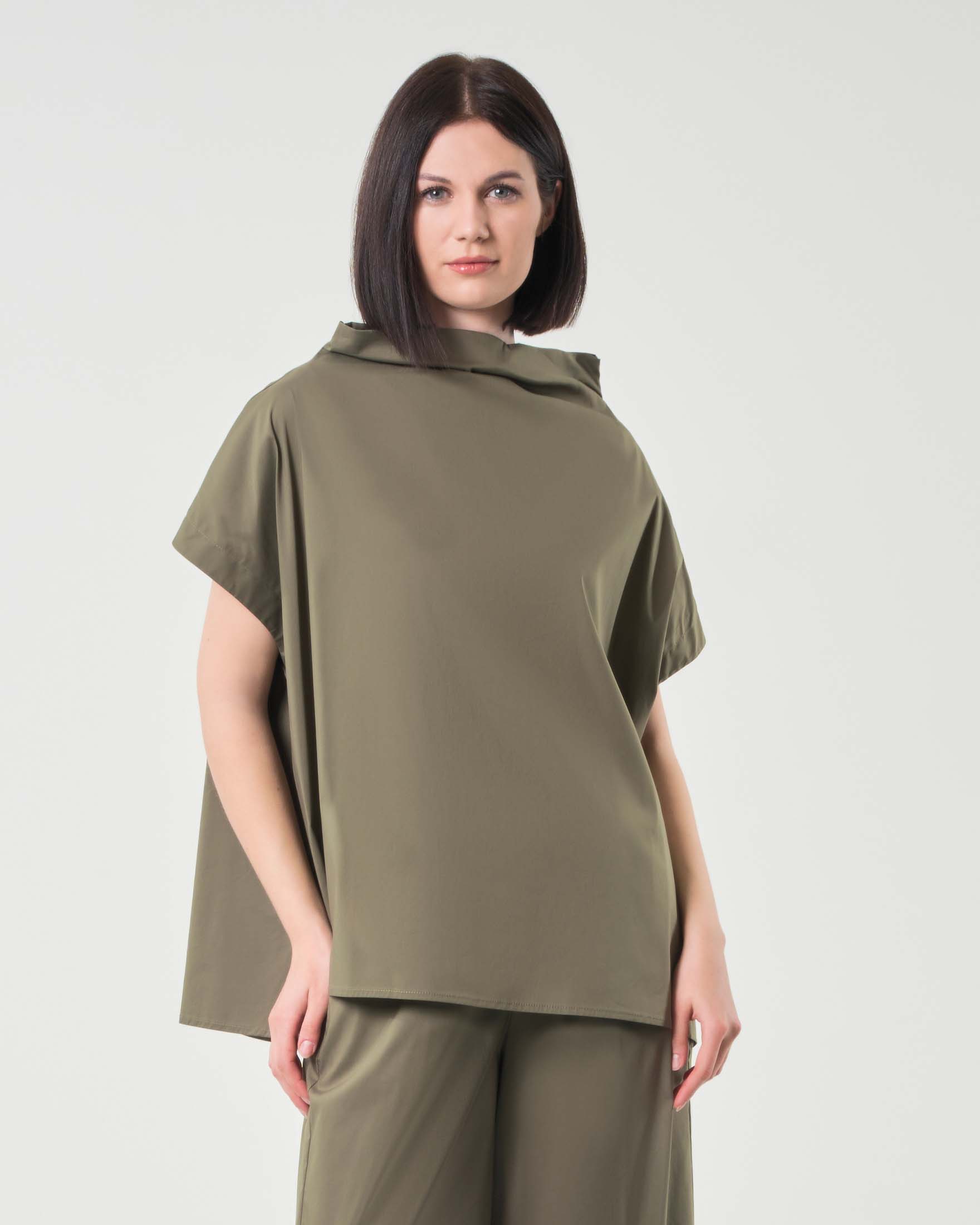 Blusa verde militare in popeline di cotone stretch con collo a cratere con risvolto