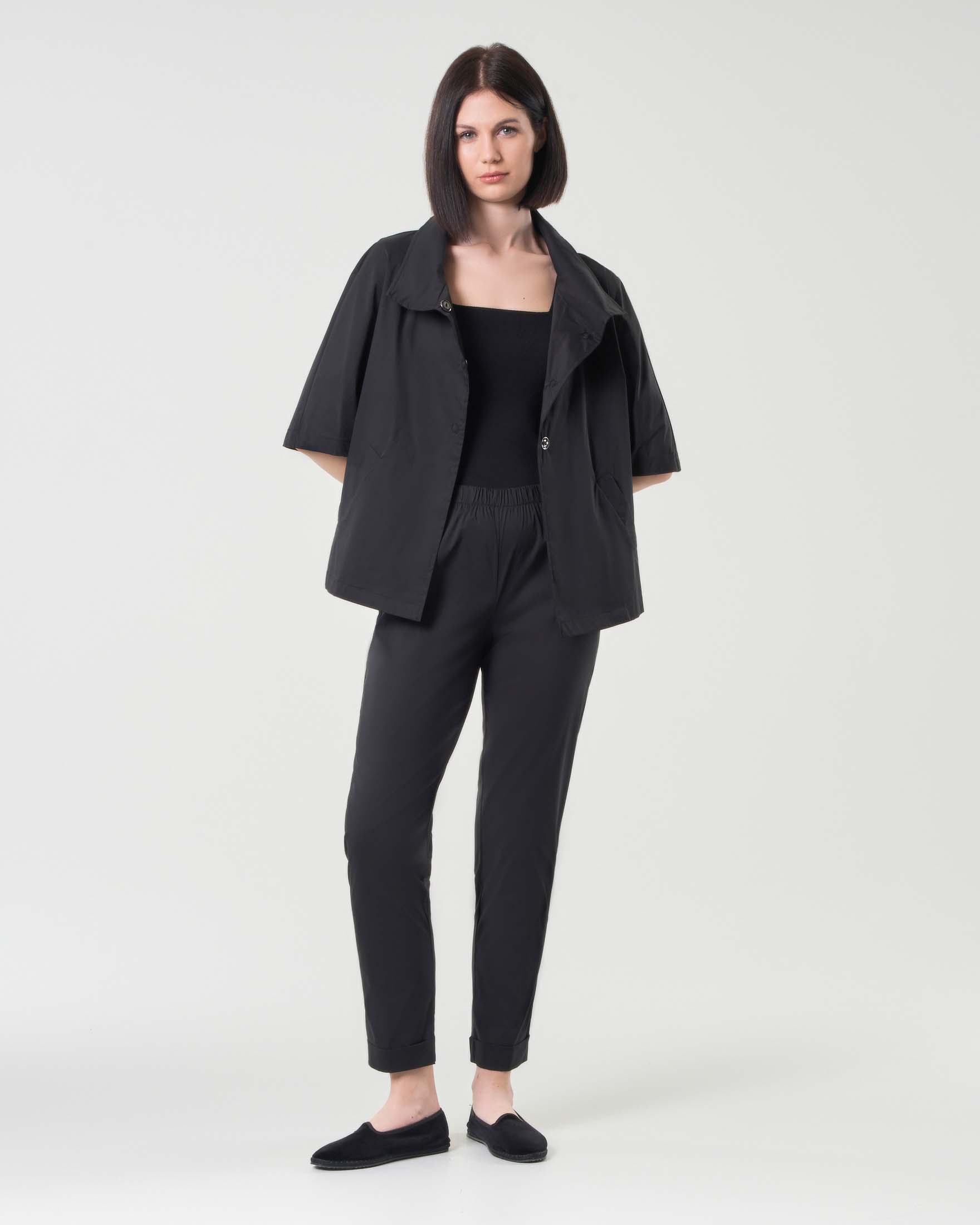 Pantaloni neri slim in popeline di cotone con elastico inserito in vita e risvolto al fondo