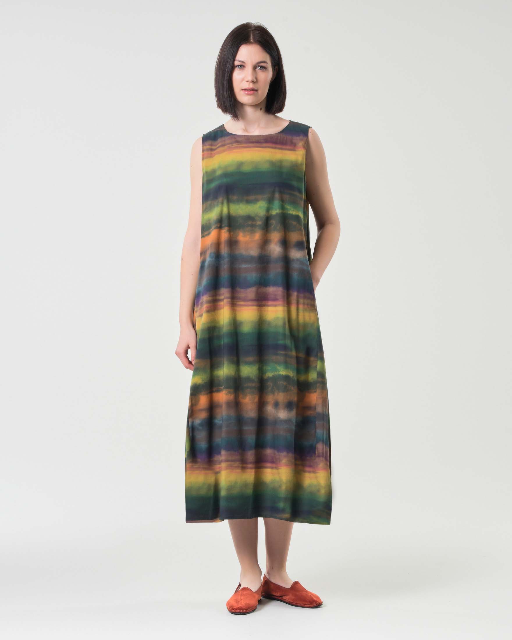 Abito lungo senza maniche in cotone stretch dalla linea a uovo a fantasia multicoloree sfumata