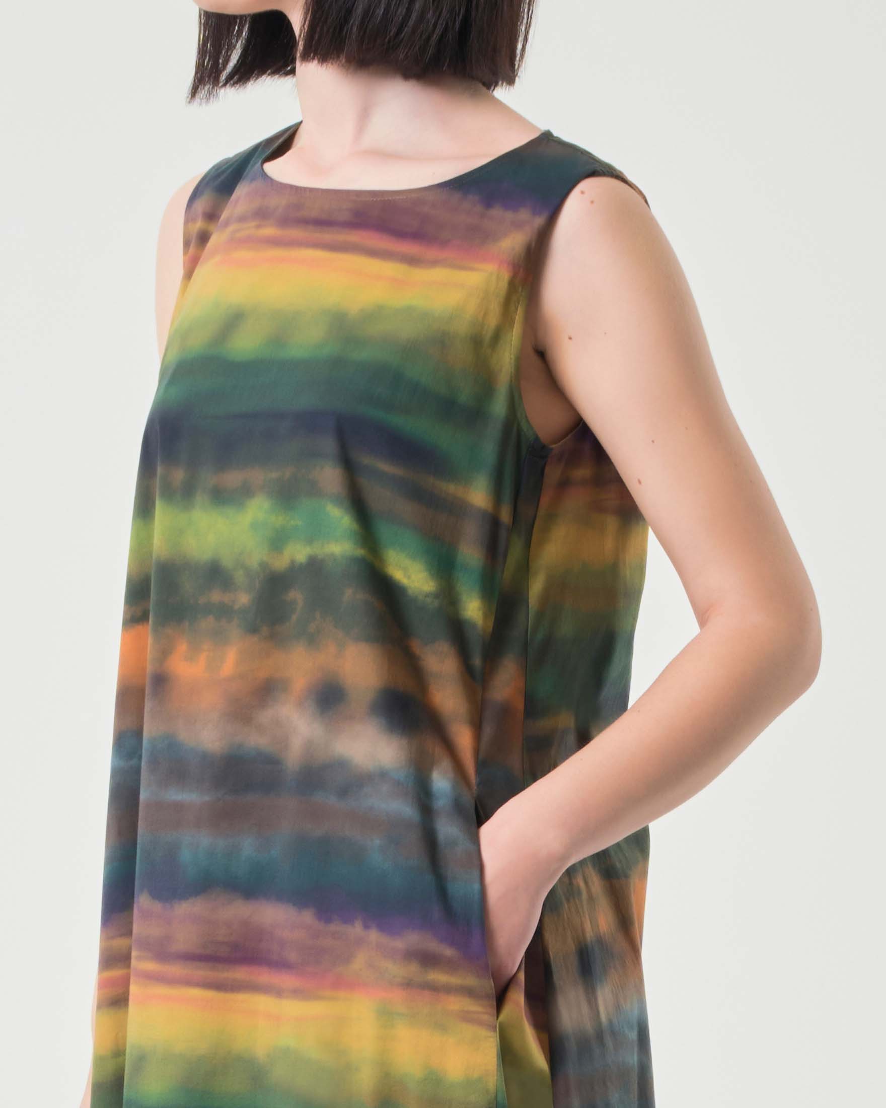 Abito lungo senza maniche in cotone stretch dalla linea a uovo a fantasia multicoloree sfumata image