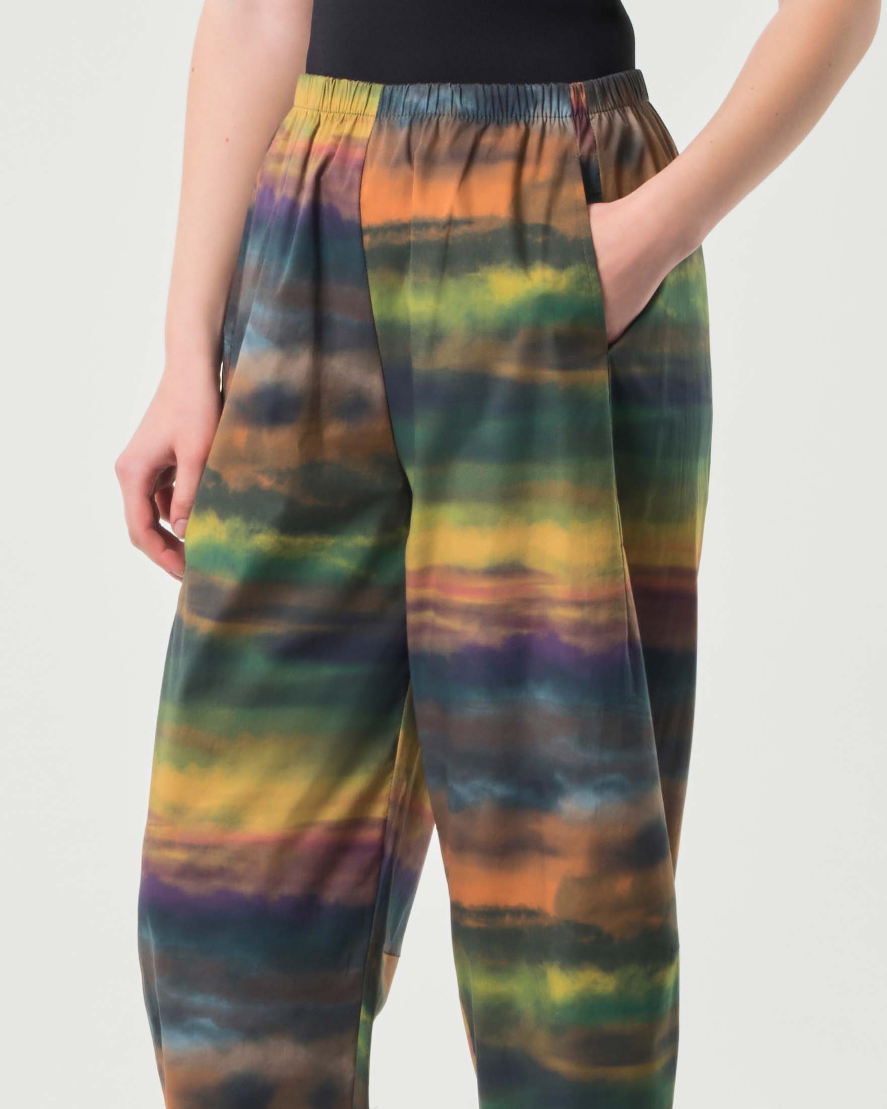 Pantaloni baloon in popeline di cotone stretch a sfumature multicolore con elastico inserito in vita image